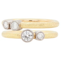 Pareja de anillos apilables de oro amarillo y blanco de 18 quilates con diamantes frotados