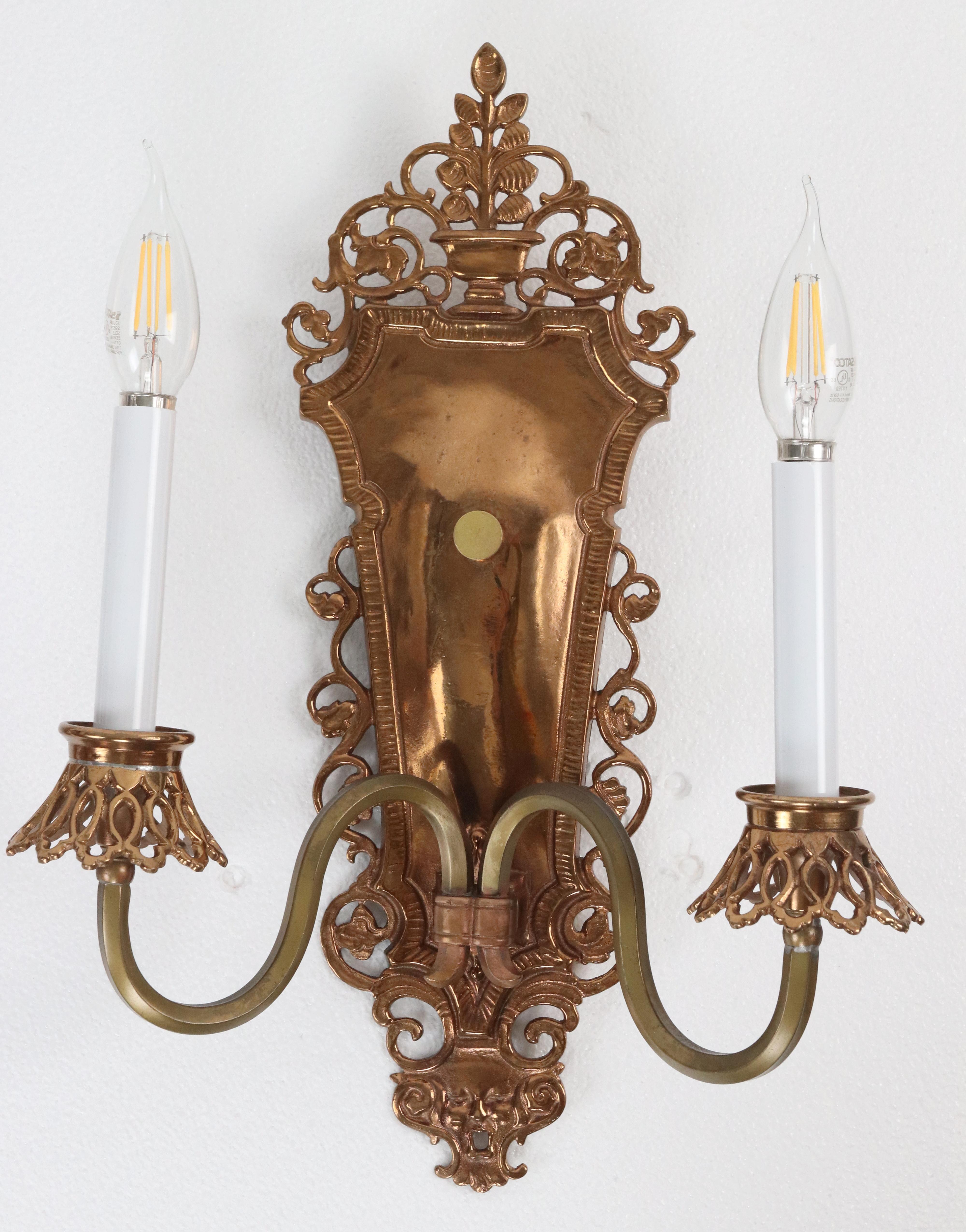 Coppia di tubi da 18 pollici. Oscar Bach - Applique da parete a 2 bracci in stile bronzo In condizioni buone in vendita a New York, NY