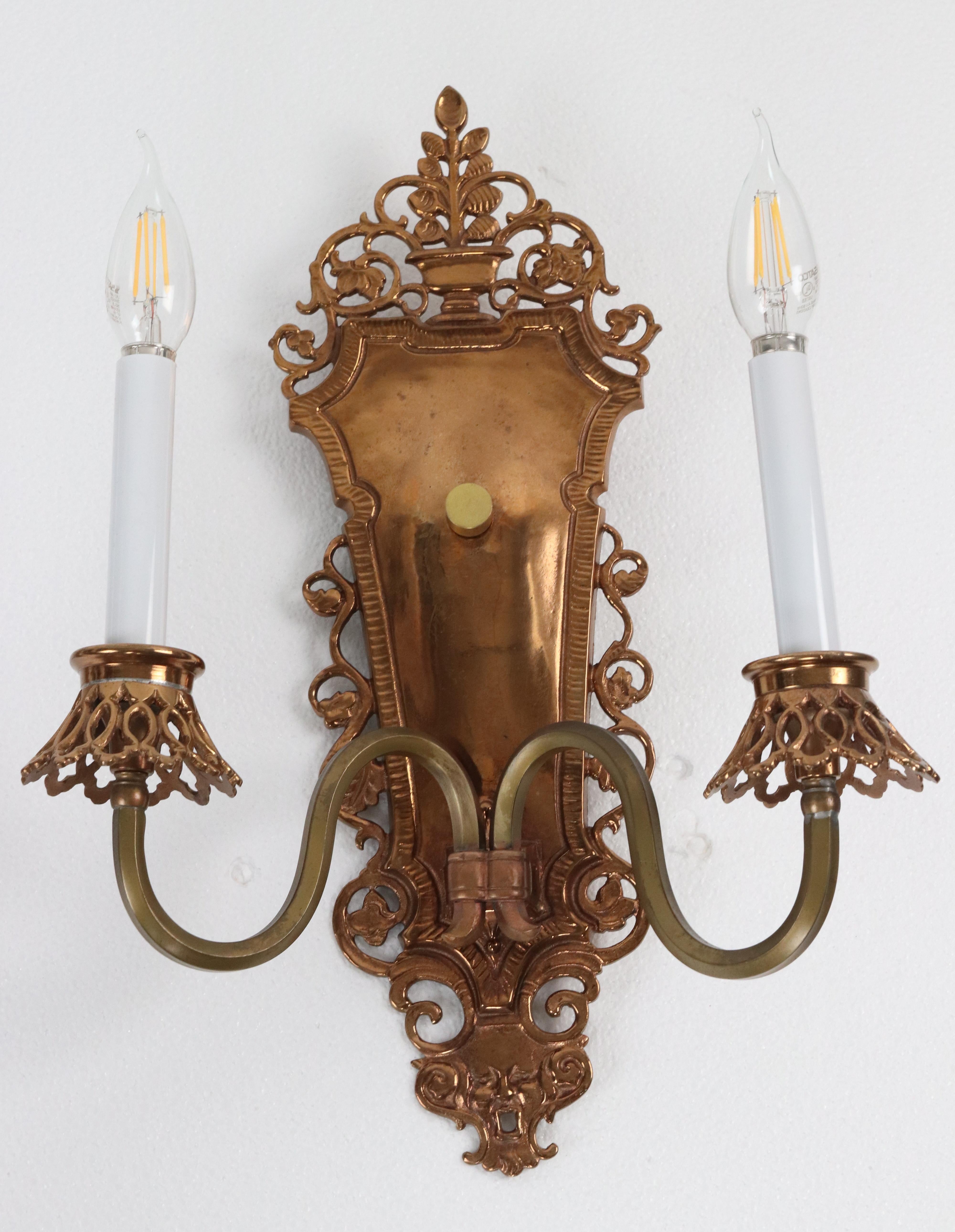 XX secolo Coppia di tubi da 18 pollici. Oscar Bach - Applique da parete a 2 bracci in stile bronzo in vendita
