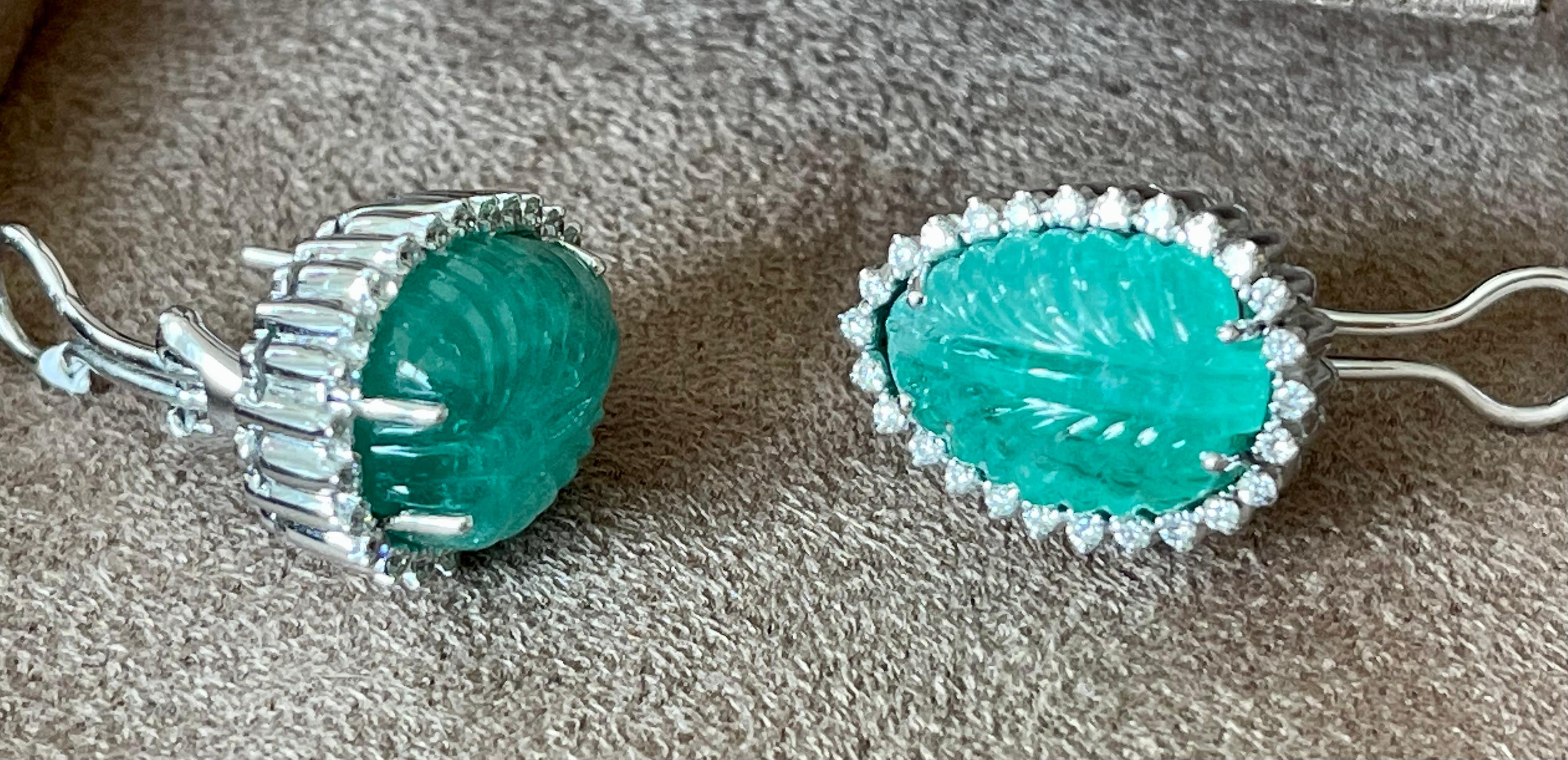 Paar geschnitzte Smaragd-Diamant-Ohrringe aus 18 Karat Weißgold Damen im Angebot