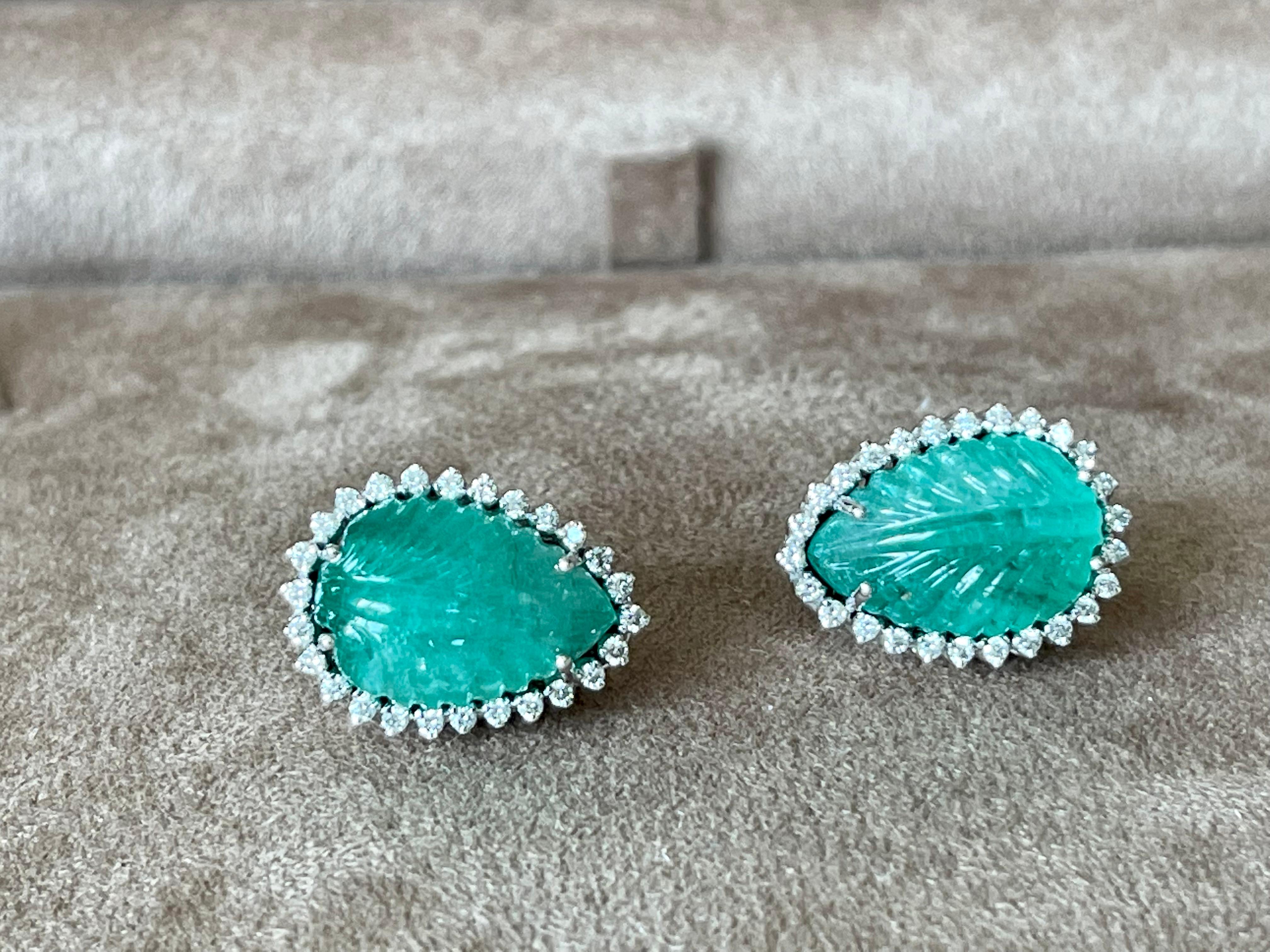 Paar geschnitzte Smaragd-Diamant-Ohrringe aus 18 Karat Weißgold im Angebot 1