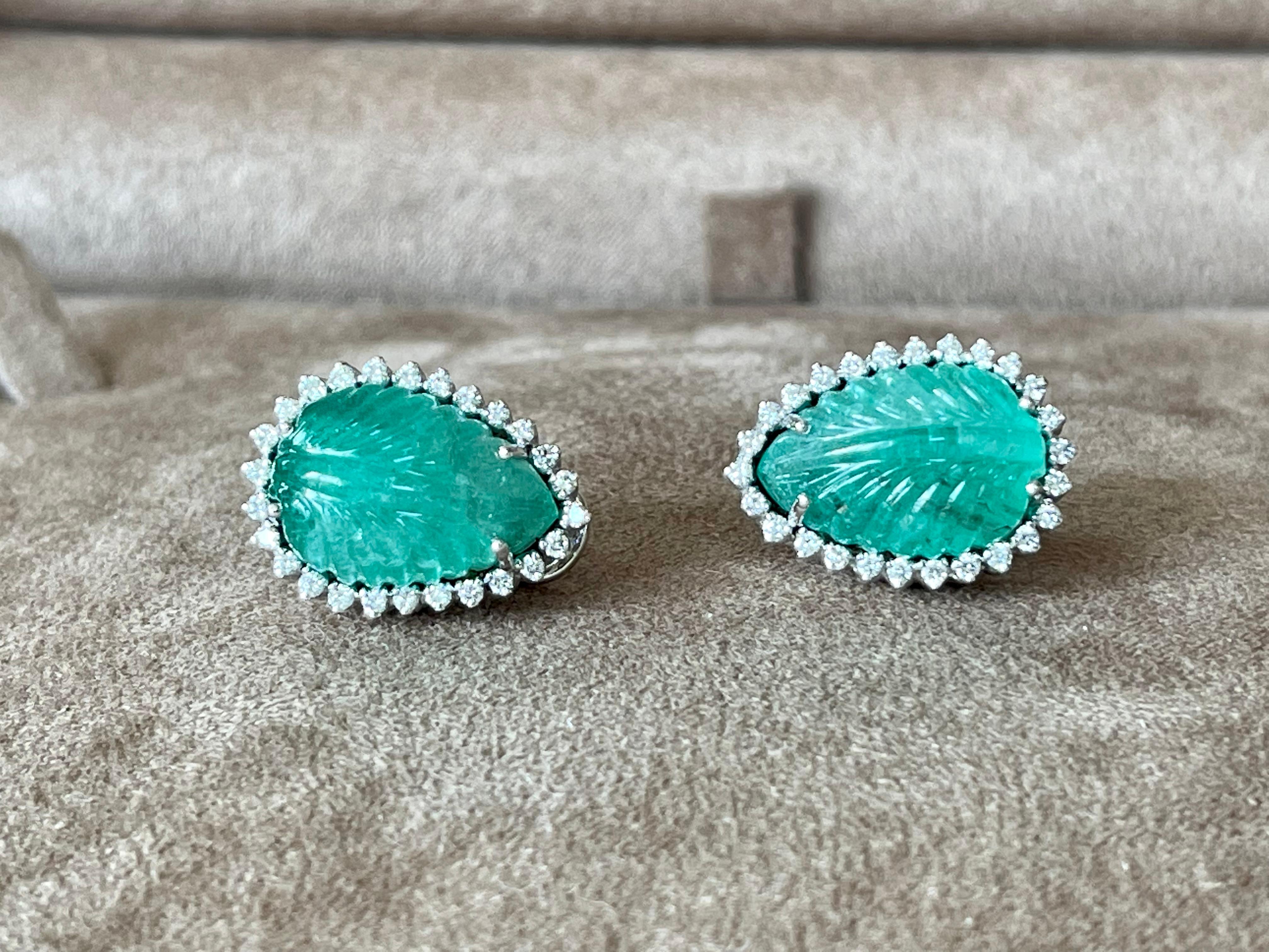 Paar geschnitzte Smaragd-Diamant-Ohrringe aus 18 Karat Weißgold im Angebot 2