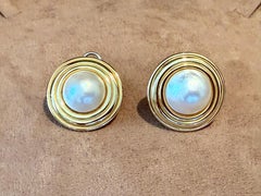 Pair of 18 K yellow Gold Mabe Pearl clip-on earclips Gubelin Switzerland