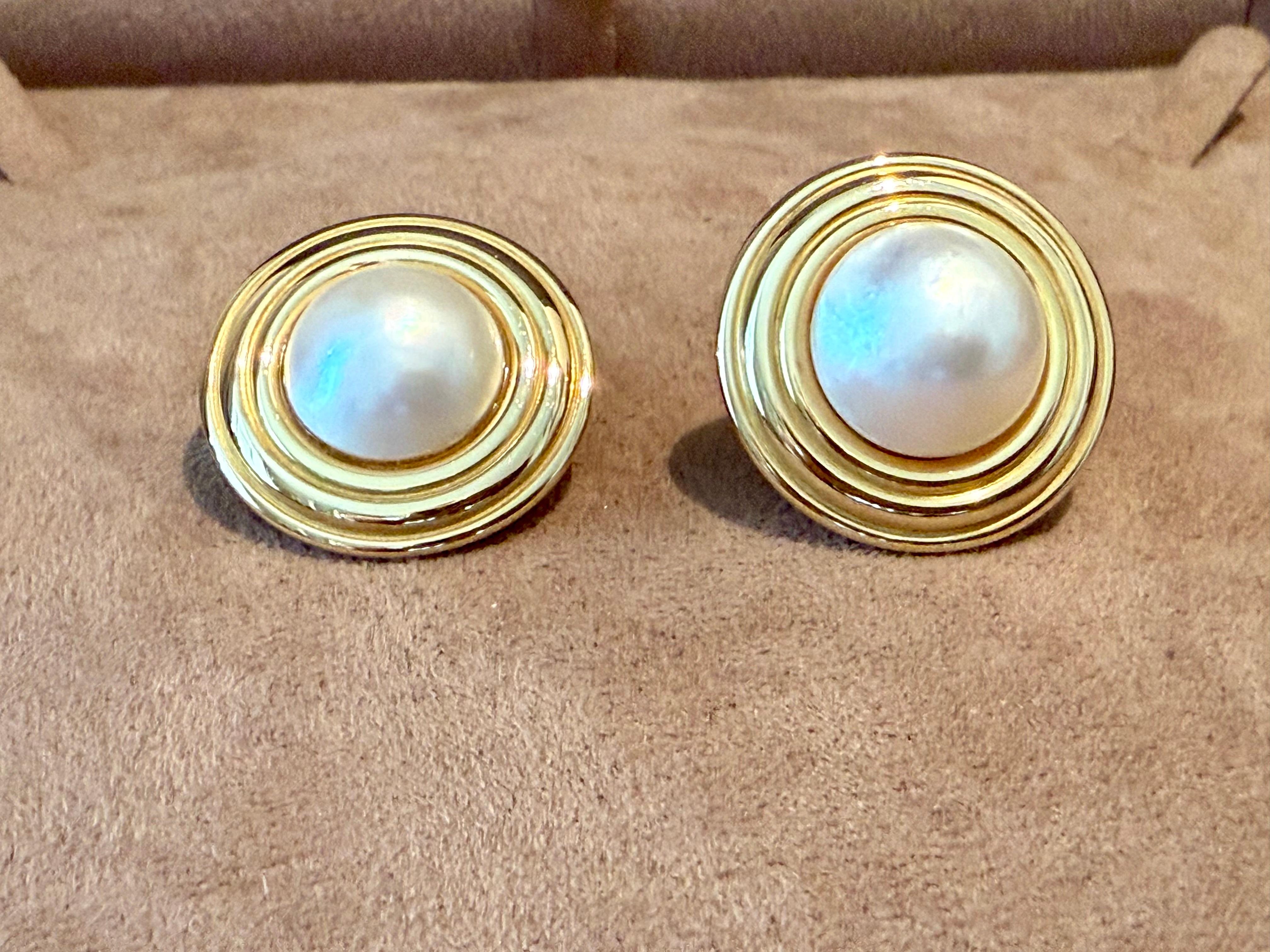 Par de pendientes de clip de oro amarillo de 18 K Mabe Perla Gubelin Suiza Contemporáneo en venta