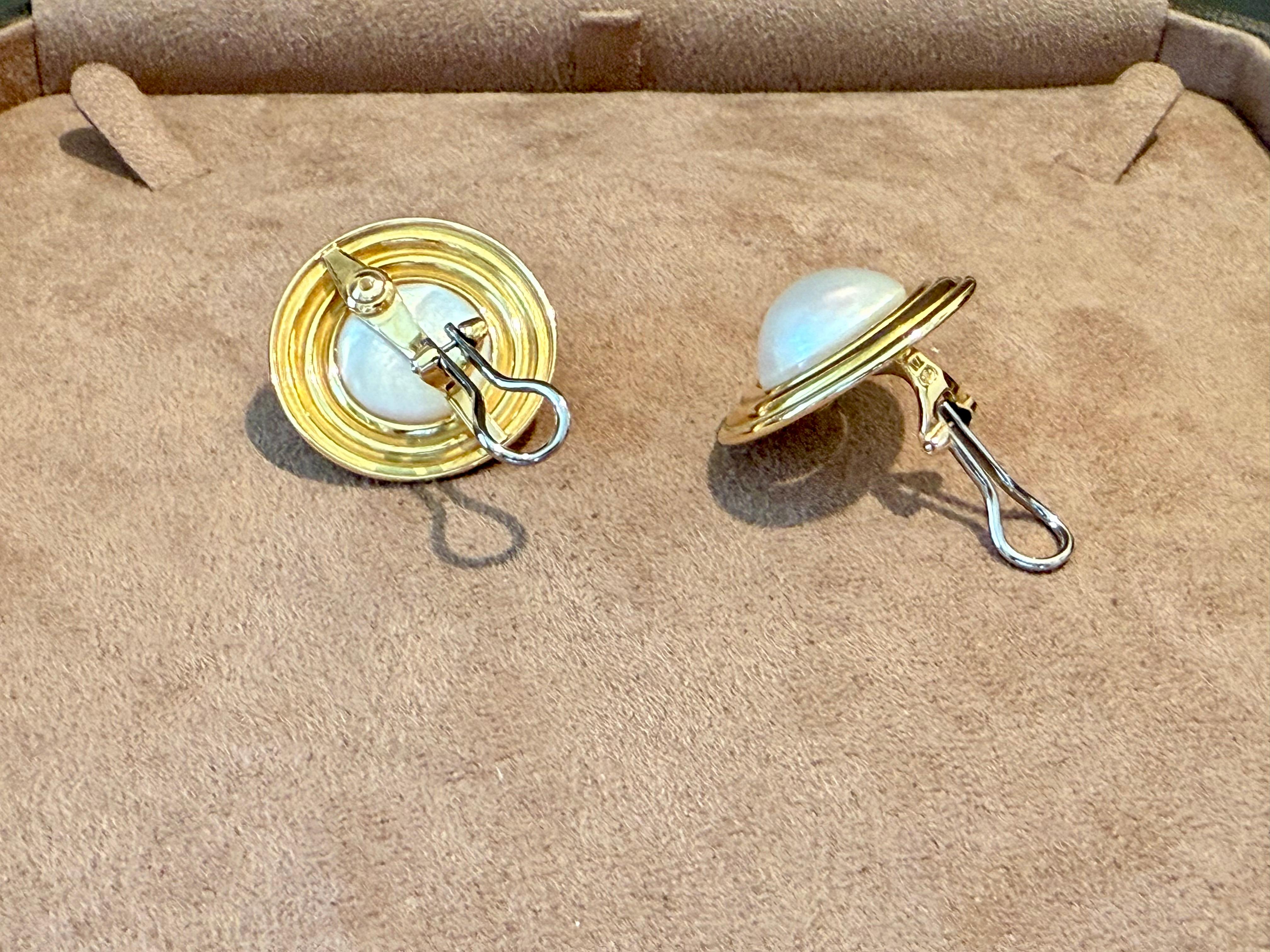 Par de pendientes de clip de oro amarillo de 18 K Mabe Perla Gubelin Suiza Cabujón en venta