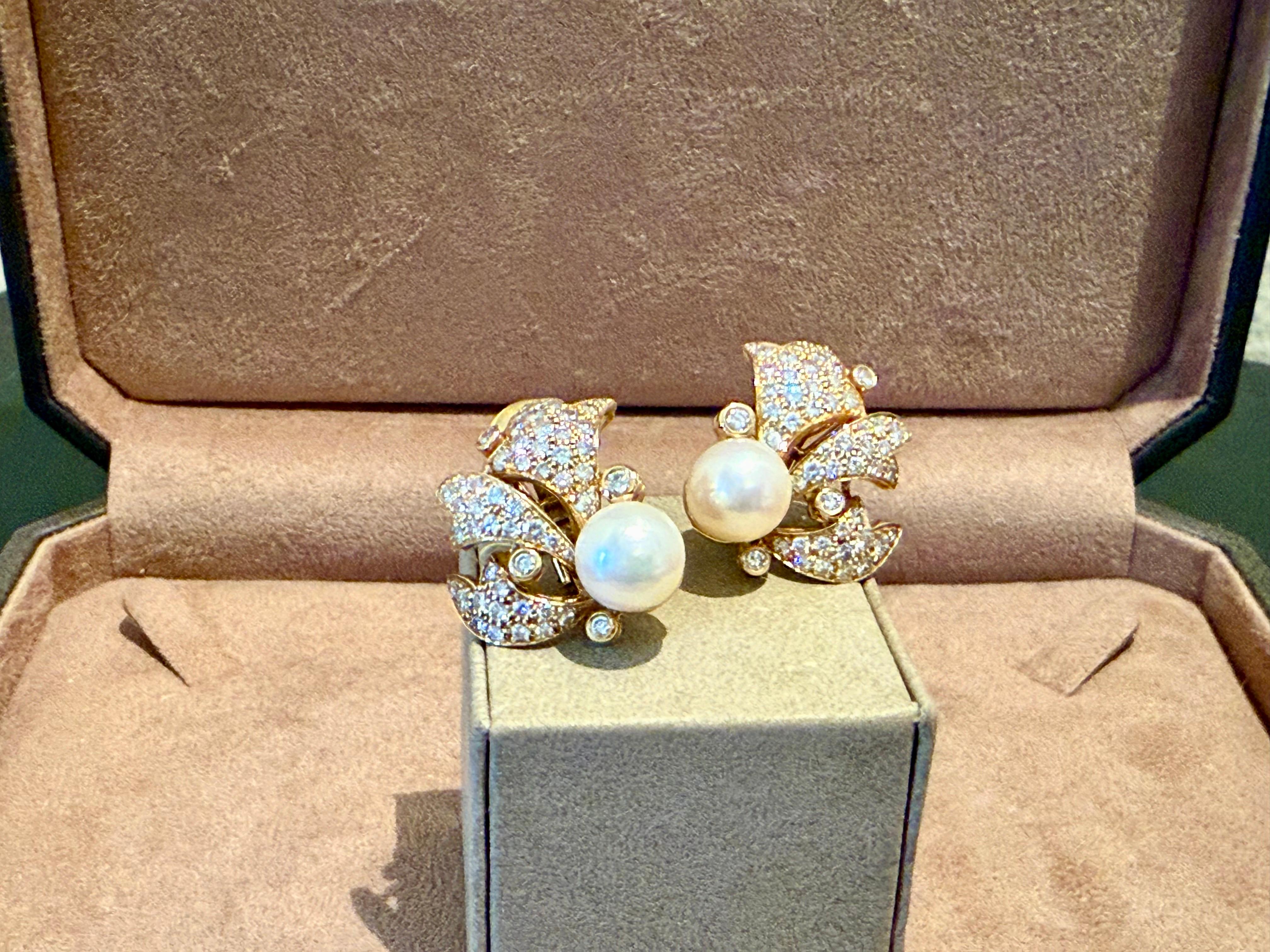 Coppia di orecchini a clip in oro giallo 18 K (per orecchie non forate) degli anni '80, con 2 perle coltivate Akoya (0,95 cm) e un diamante dal peso totale approssimativo di 3,00 ct, colore G, purezza vs. 
Aggiungi un tocco di glamour a qualsiasi