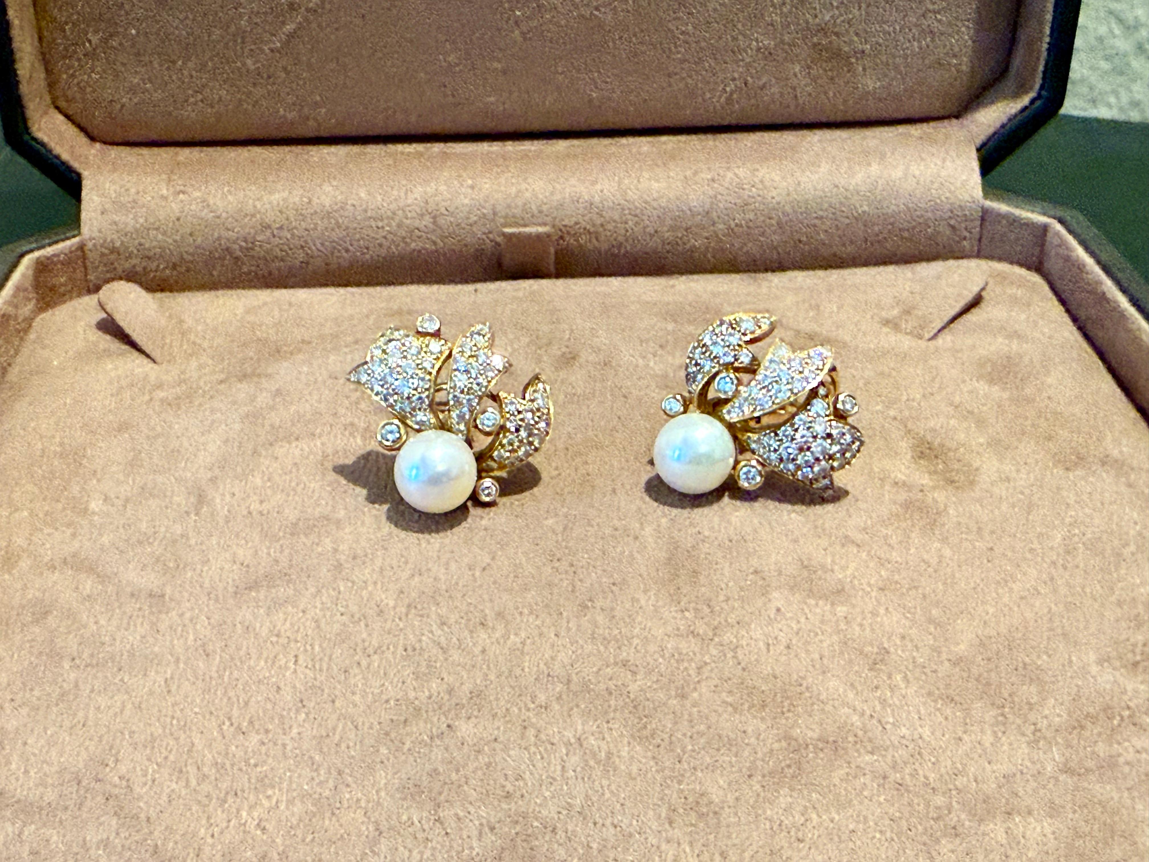 Contemporaneo Coppia di fermagli per orecchie in oro giallo 18 K. Perla coltivata Diamanti in vendita