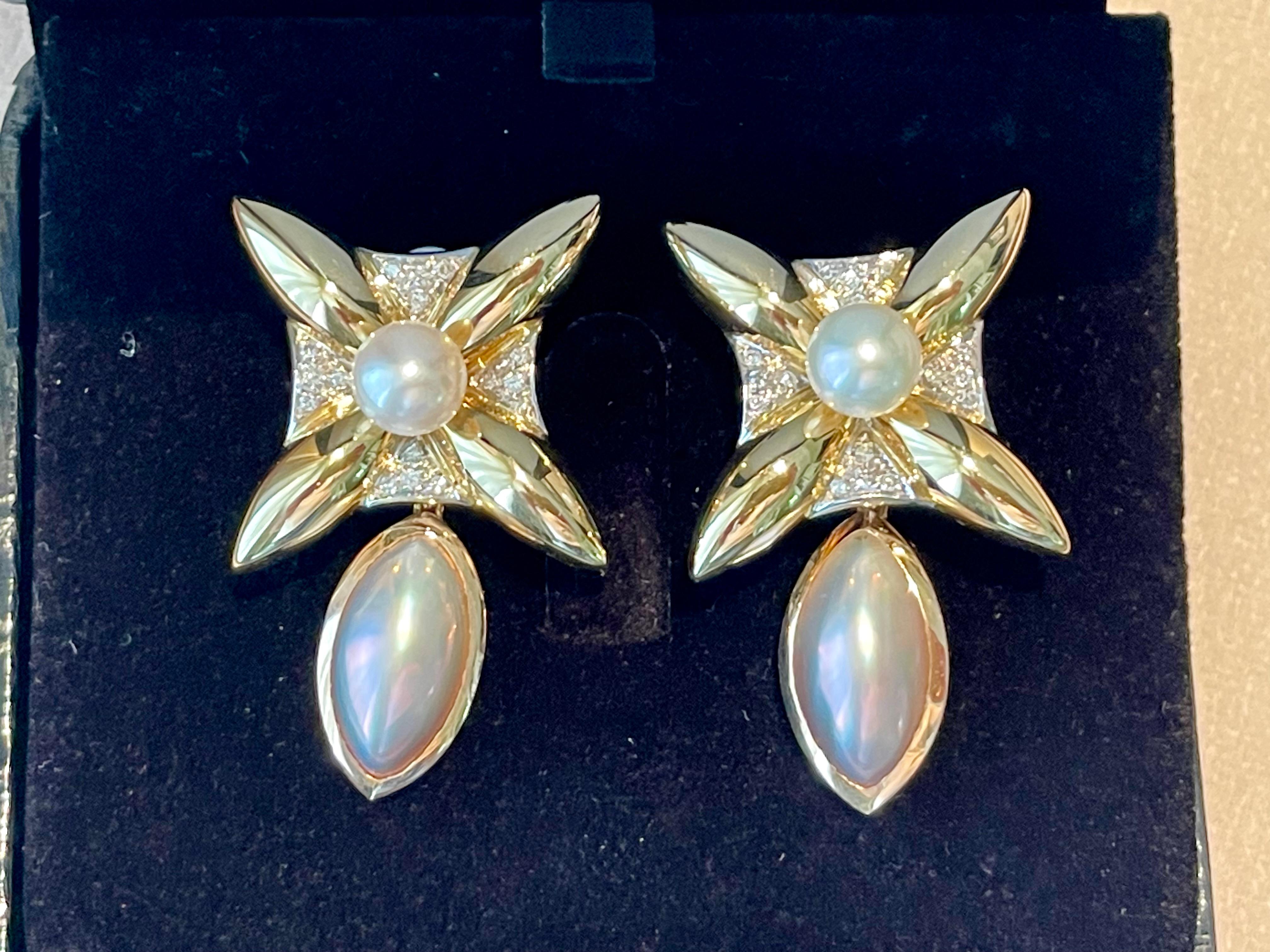 Un paio di orecchini eccentrici in oro giallo e bianco 18 K. Sono incastonati con piccoli diamanti rotondi taglio brillante e perle d'acqua dolce coltivate. La Perla a forma di navetta può essere rimossa o sostituita con qualsiasi cosa tu
