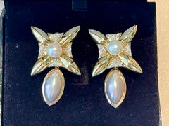 Pair of 18 K yellow white Gold earrings with cultured pearl