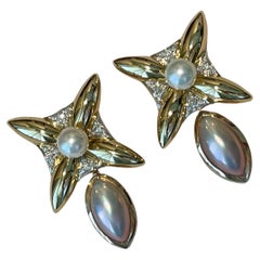Pair of 18 K yellow white Gold earrings with cultured pearl