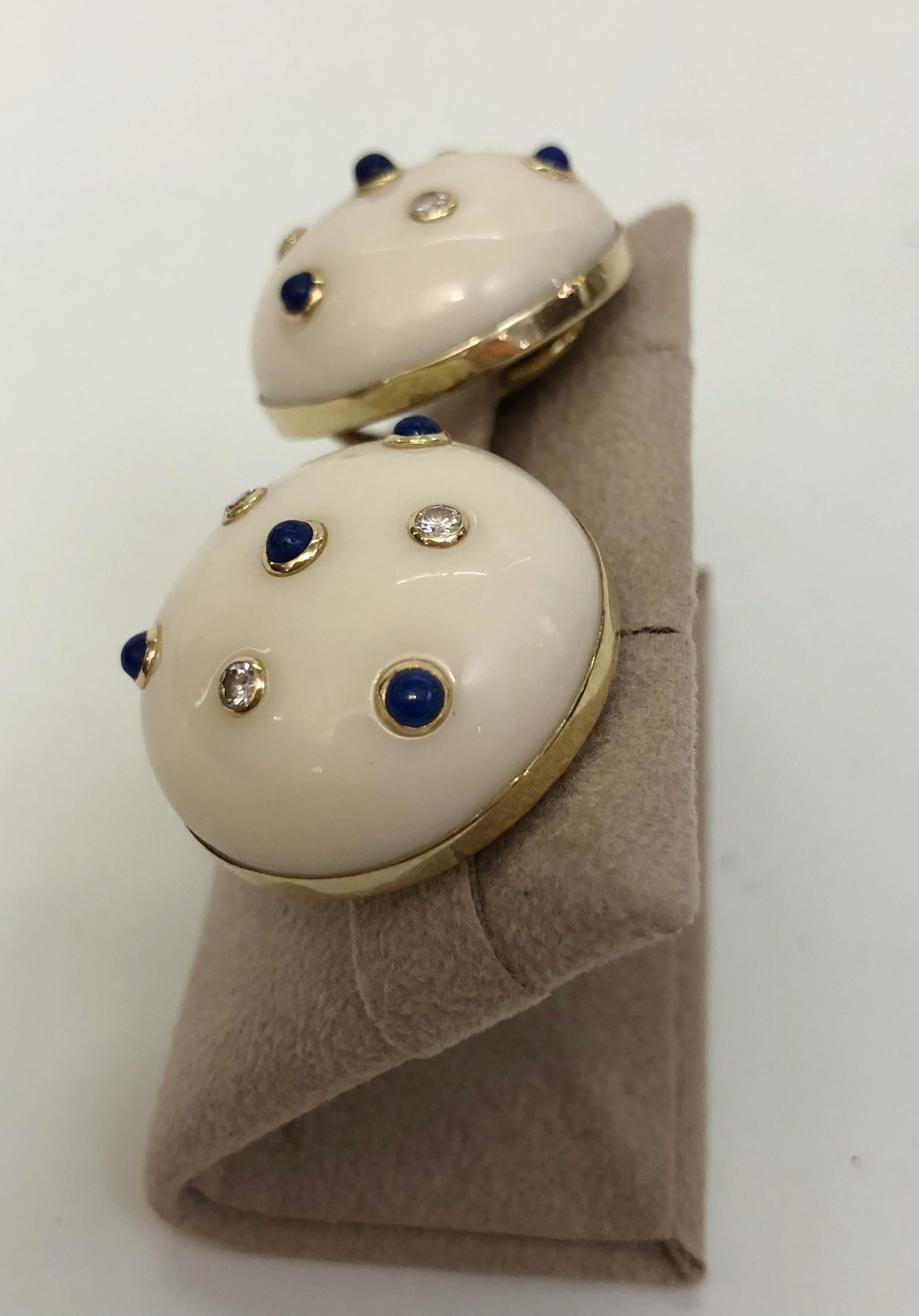 Brilliant Cut Pair of 18 Karat Gold Agate and Diamond Earrings For Sale