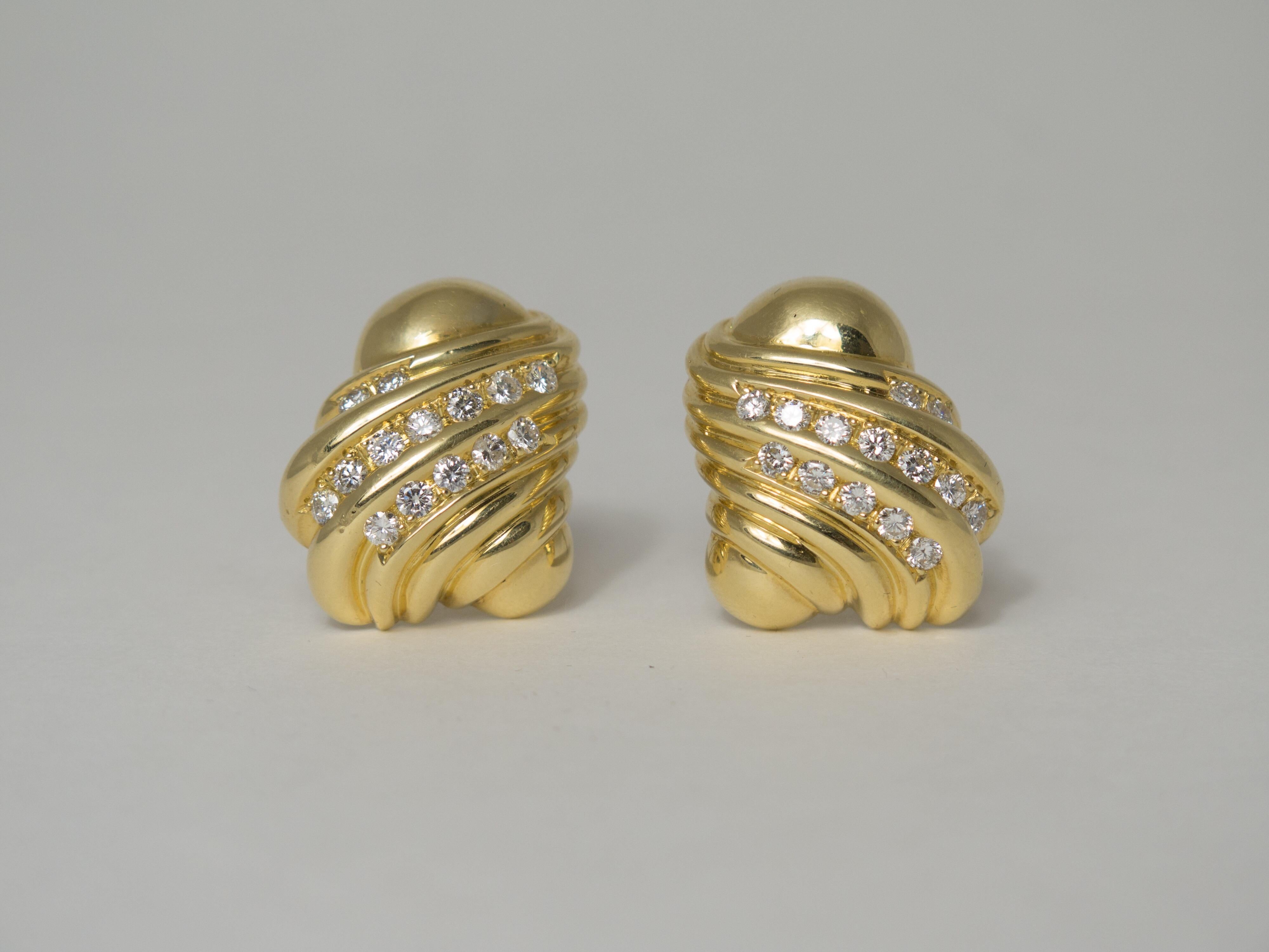 Moderne Paire de clips d'oreilles en or 18 carats et diamants en forme de coquillage en vente