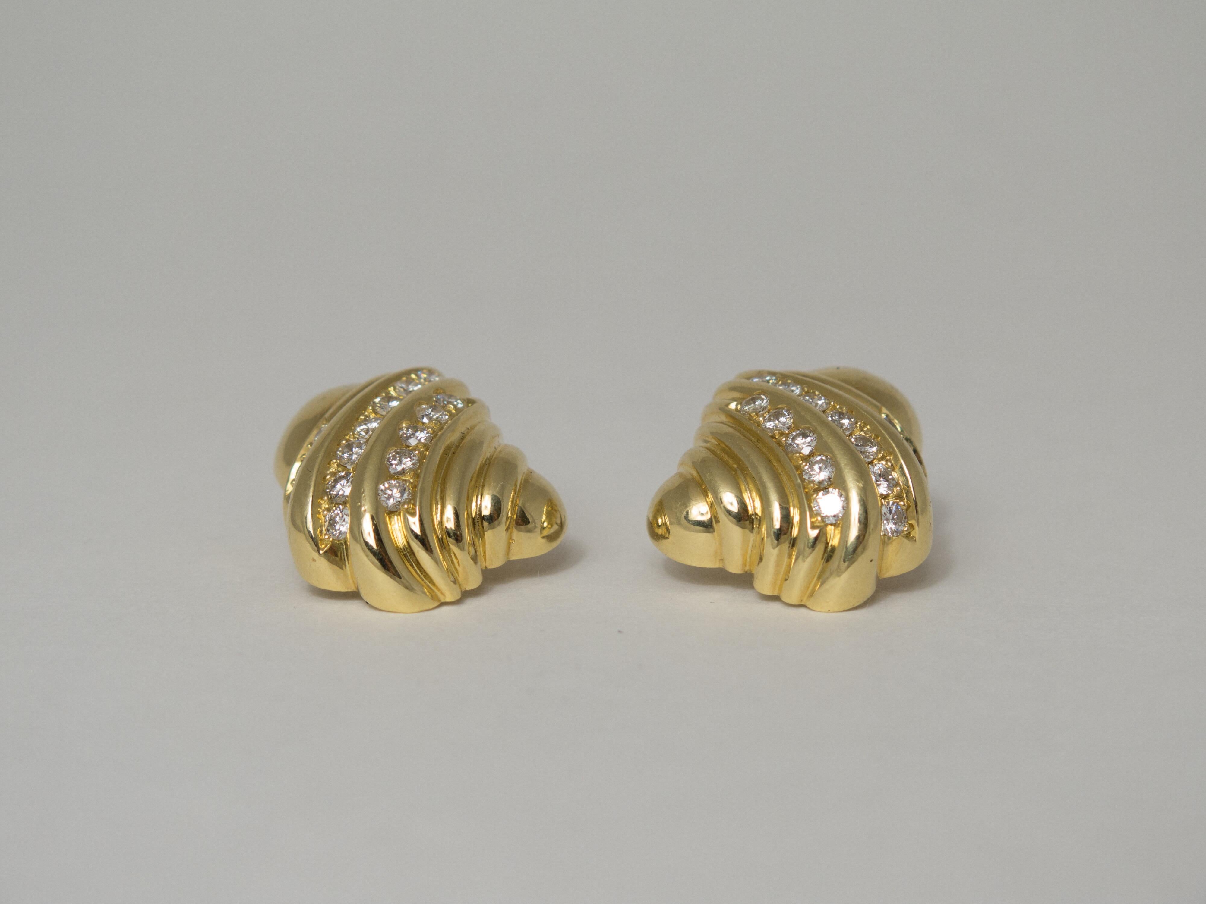 Taille ronde Paire de clips d'oreilles en or 18 carats et diamants en forme de coquillage en vente