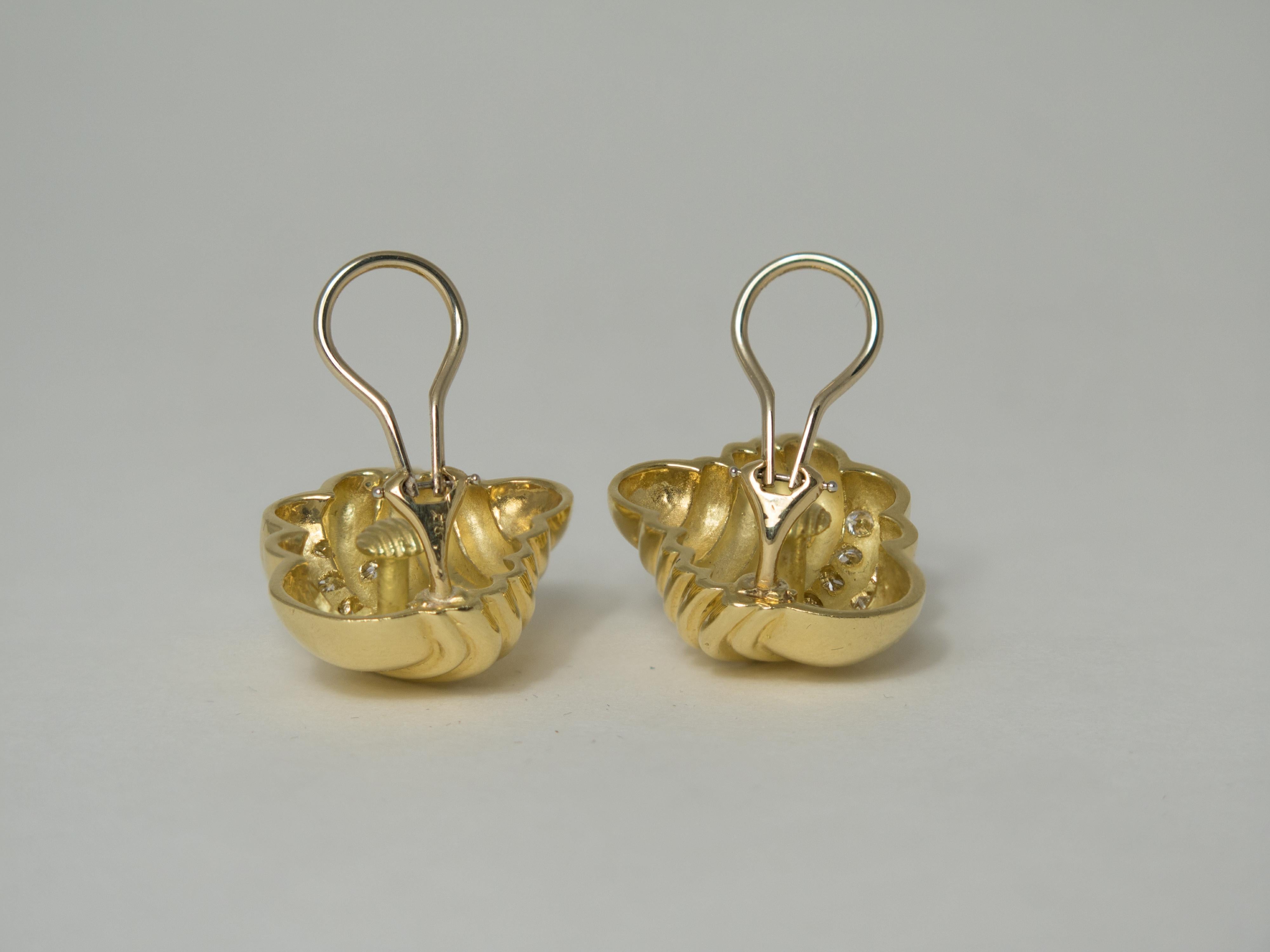 Paire de clips d'oreilles en or 18 carats et diamants en forme de coquillage Excellent état - En vente à Austin, TX