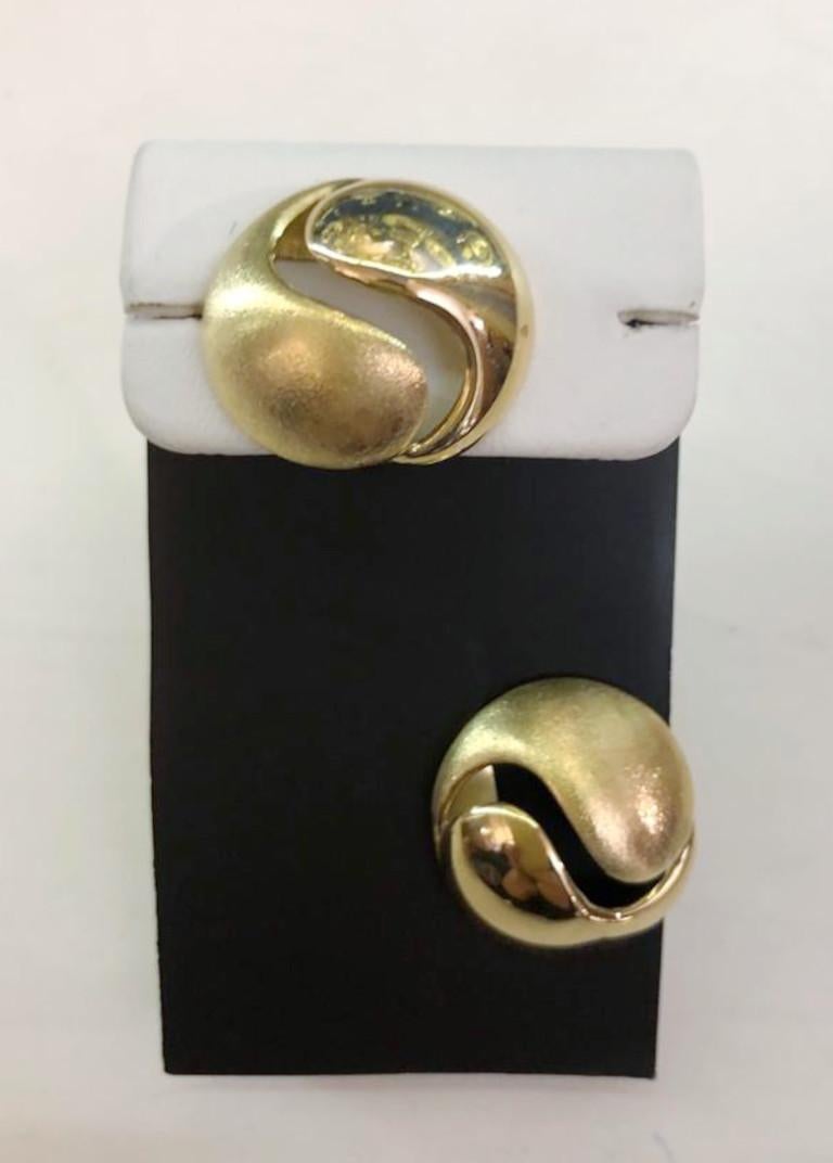 Paar Ohrringe aus 18 Karat Gold im Angebot 1