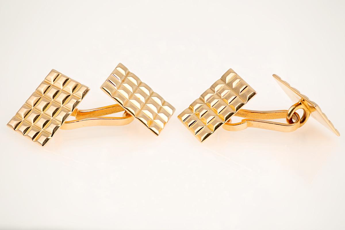1950’s vintage pair of double sided cufflinks in 18 karat yellow gold. Oblong in shape and covered with a symmetrical patterned grid in a raised hobnail design. The connecting rings on the reverse are stamped with the eagles head confirming that the