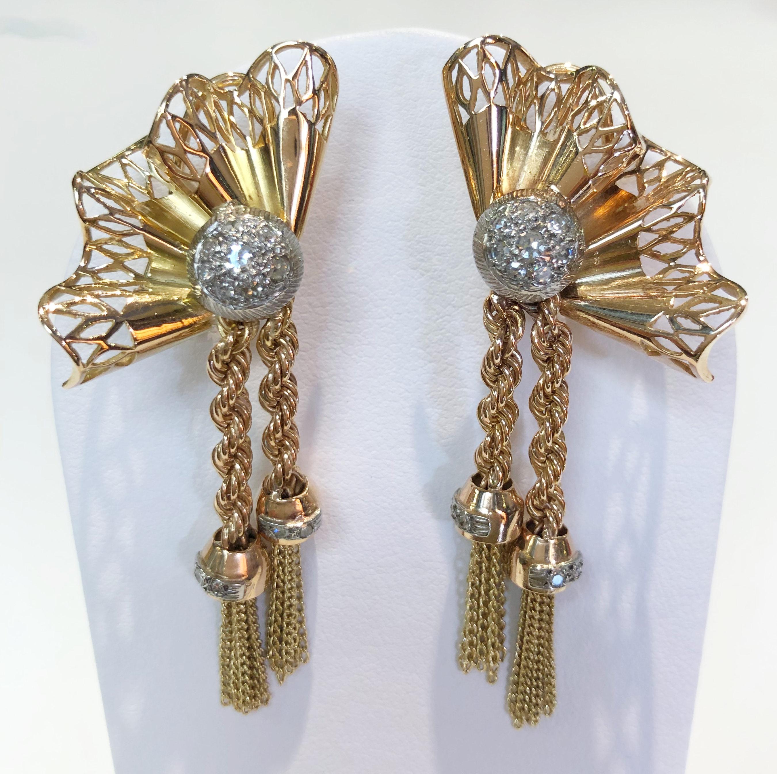 Pair of vintage 18 karat rose gold earrings, with gold bows and brilliant diamonds in the center and also on the fringes, Italy 1940s
Length 5.5cm
A matching necklace is available
