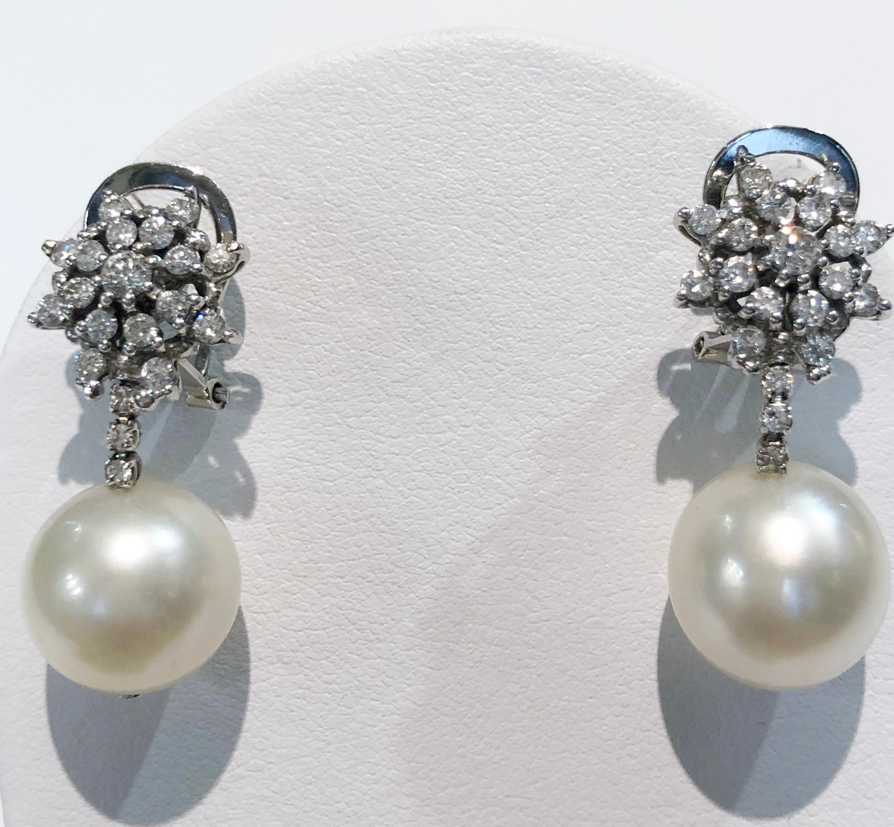 Coppia di orecchini vintage in oro bianco 18 carati, perle da 8 mm e diamanti brillanti, Italia anni '50 
La parte superiore è staccabile
Lunghezza 3 cm
