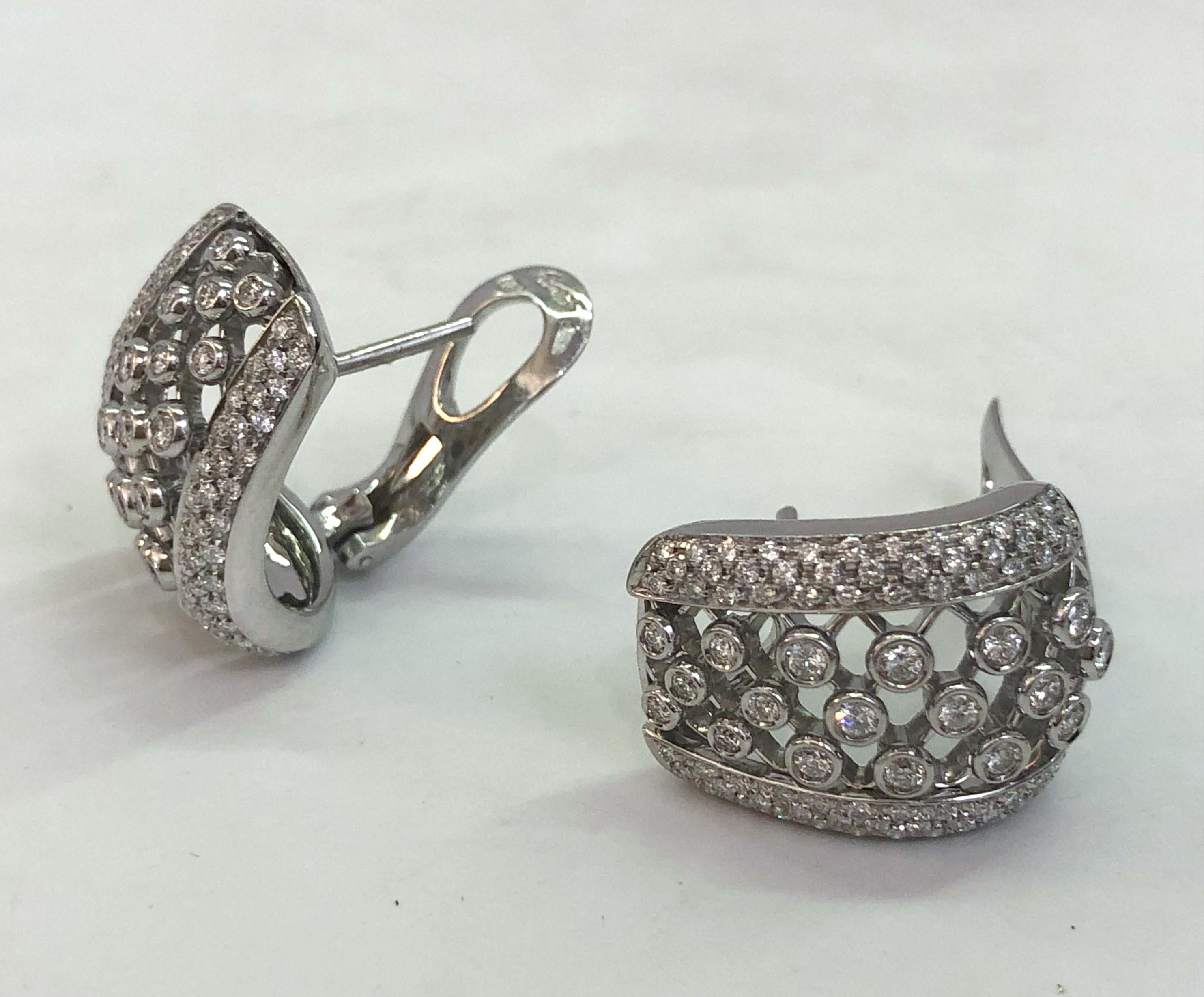 Pair of vintage 18 karat white gold earrings in the shape of semicircle, with lattice motif and brilliant diamonds for a total of 2 karats / Italy 1960s