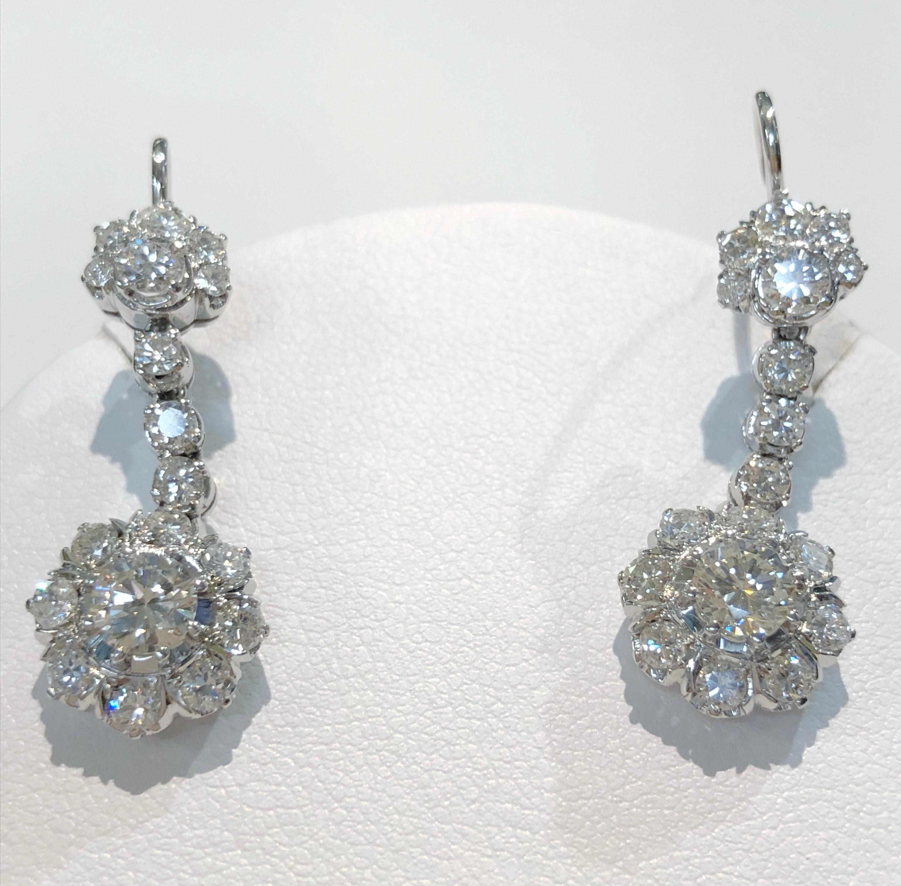 Brilliant Cut Pair of 18 Karat White Gold and Diamond Earrings For Sale
