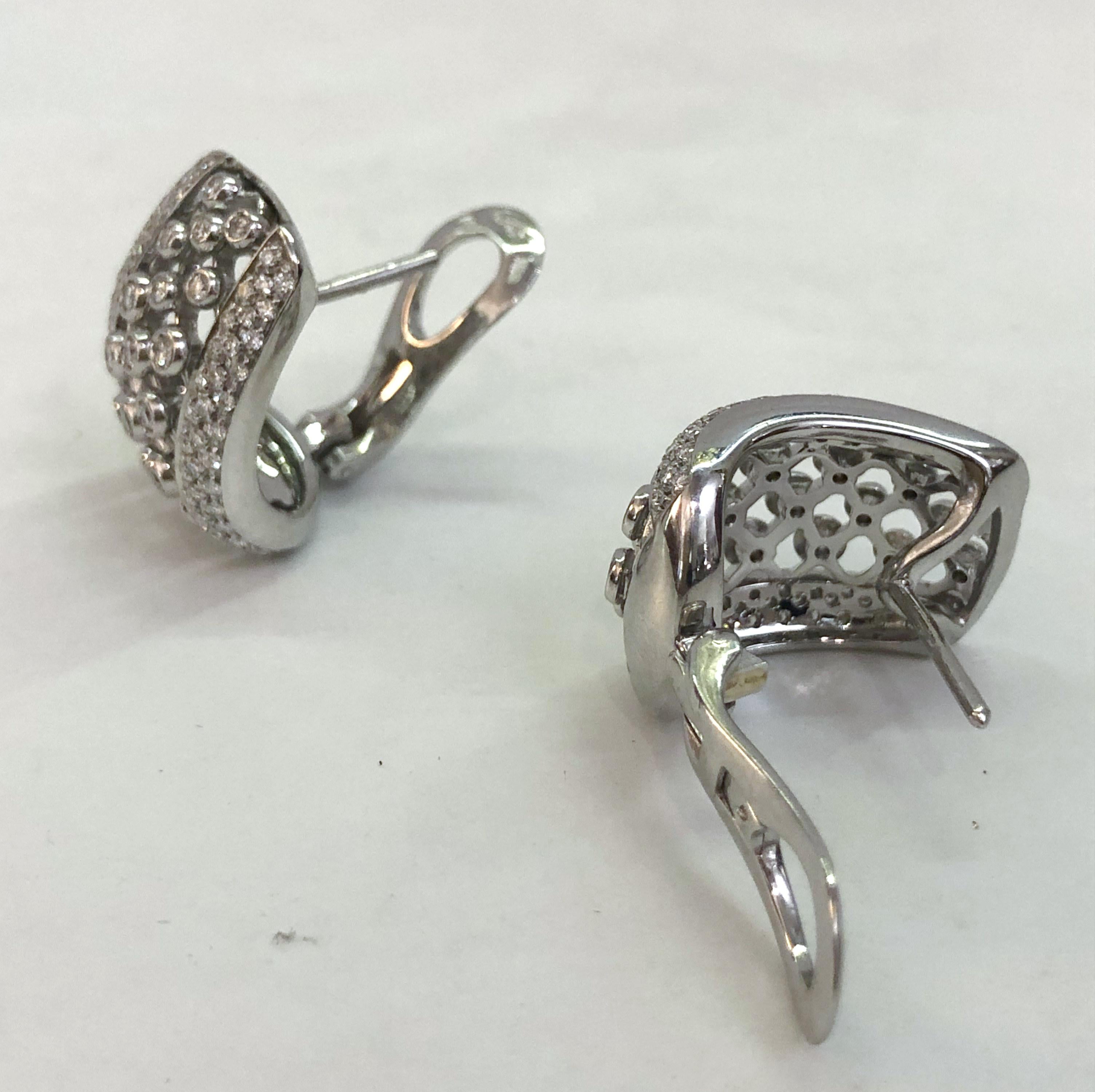 Brilliant Cut Pair of 18 Karat White Gold and Diamond Earrings For Sale