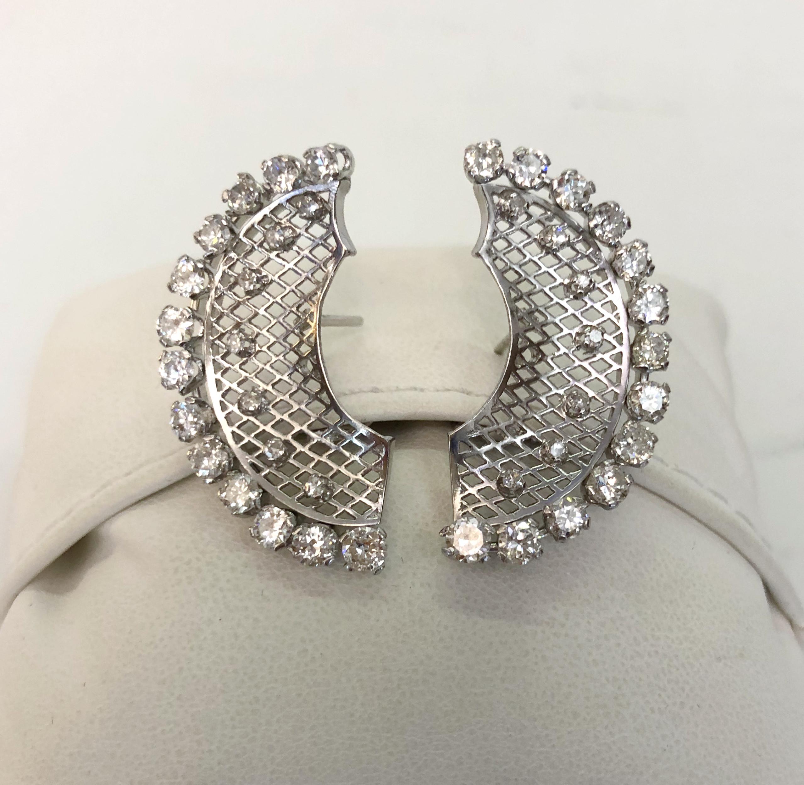 Paire de boucles d'oreilles vintage en or blanc 18 carats à motif de maille et fermeture à clip, avec des diamants de taille ronde pour un total de 2,6 carats / Fabriqué en Italie dans les années 1950.