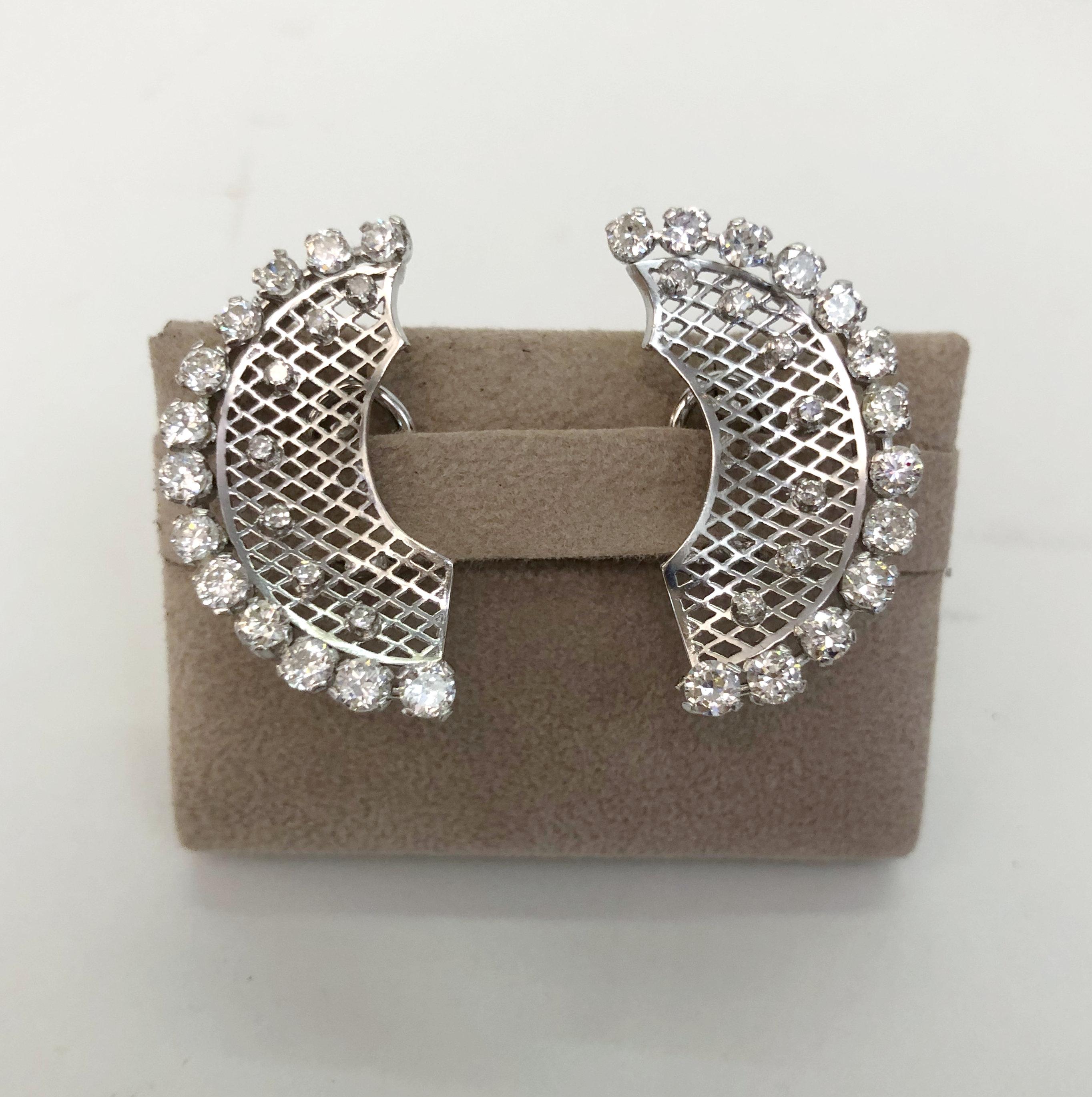 Taille ronde Paire de boucles d'oreilles en or blanc 18 carats et diamant en vente