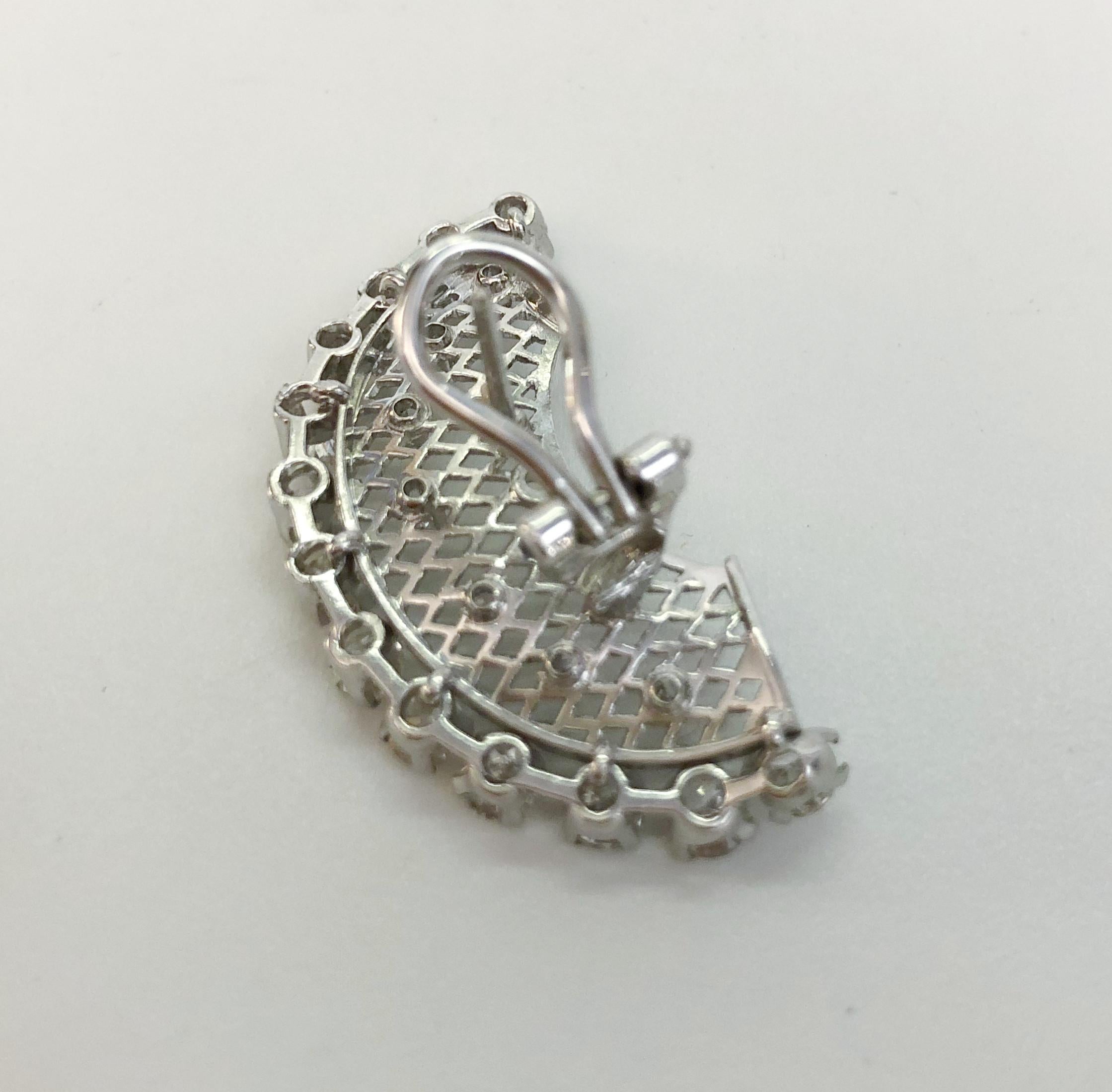 Paire de boucles d'oreilles en or blanc 18 carats et diamant Pour femmes en vente
