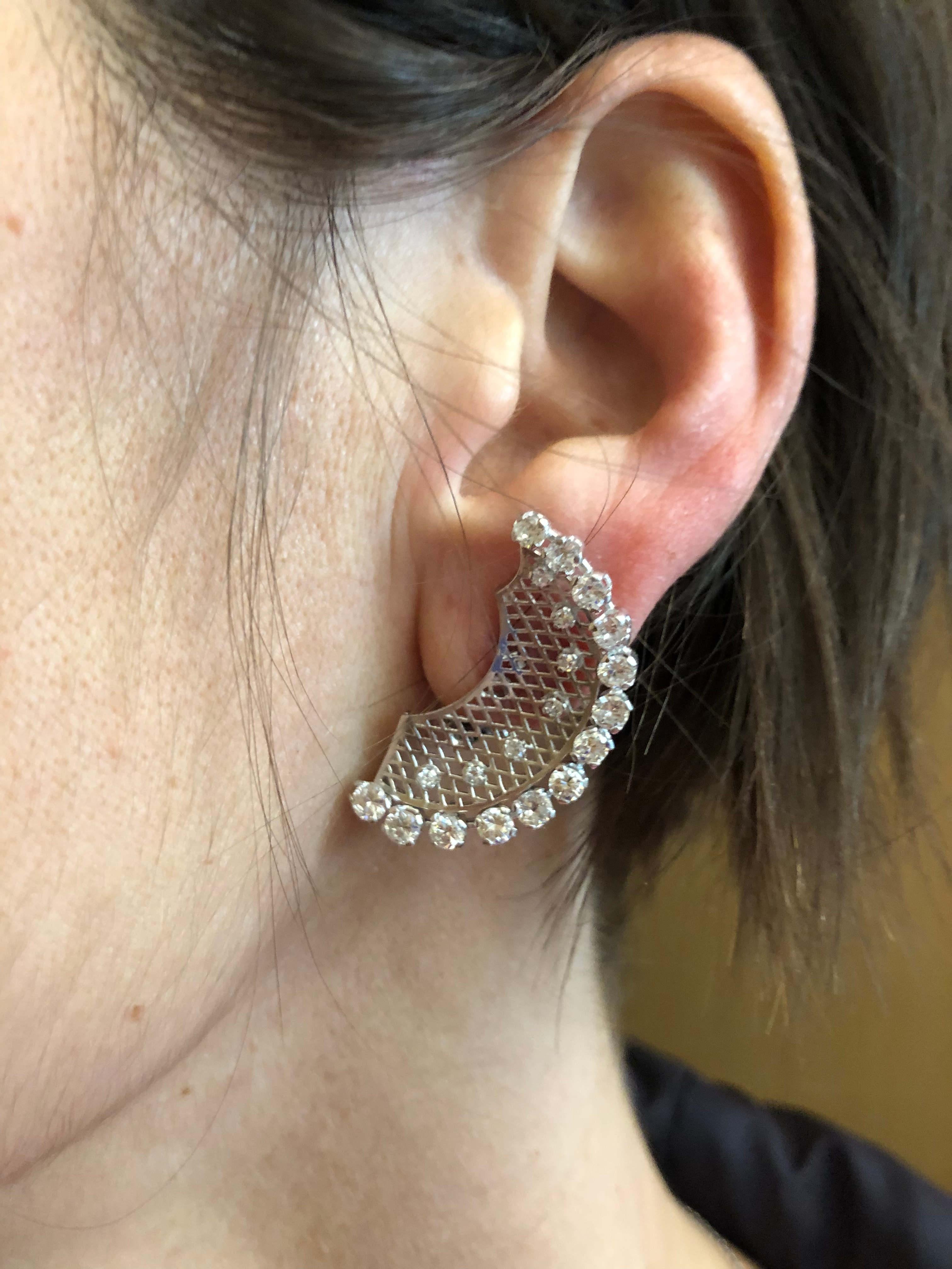 Paire de boucles d'oreilles en or blanc 18 carats et diamant en vente 1