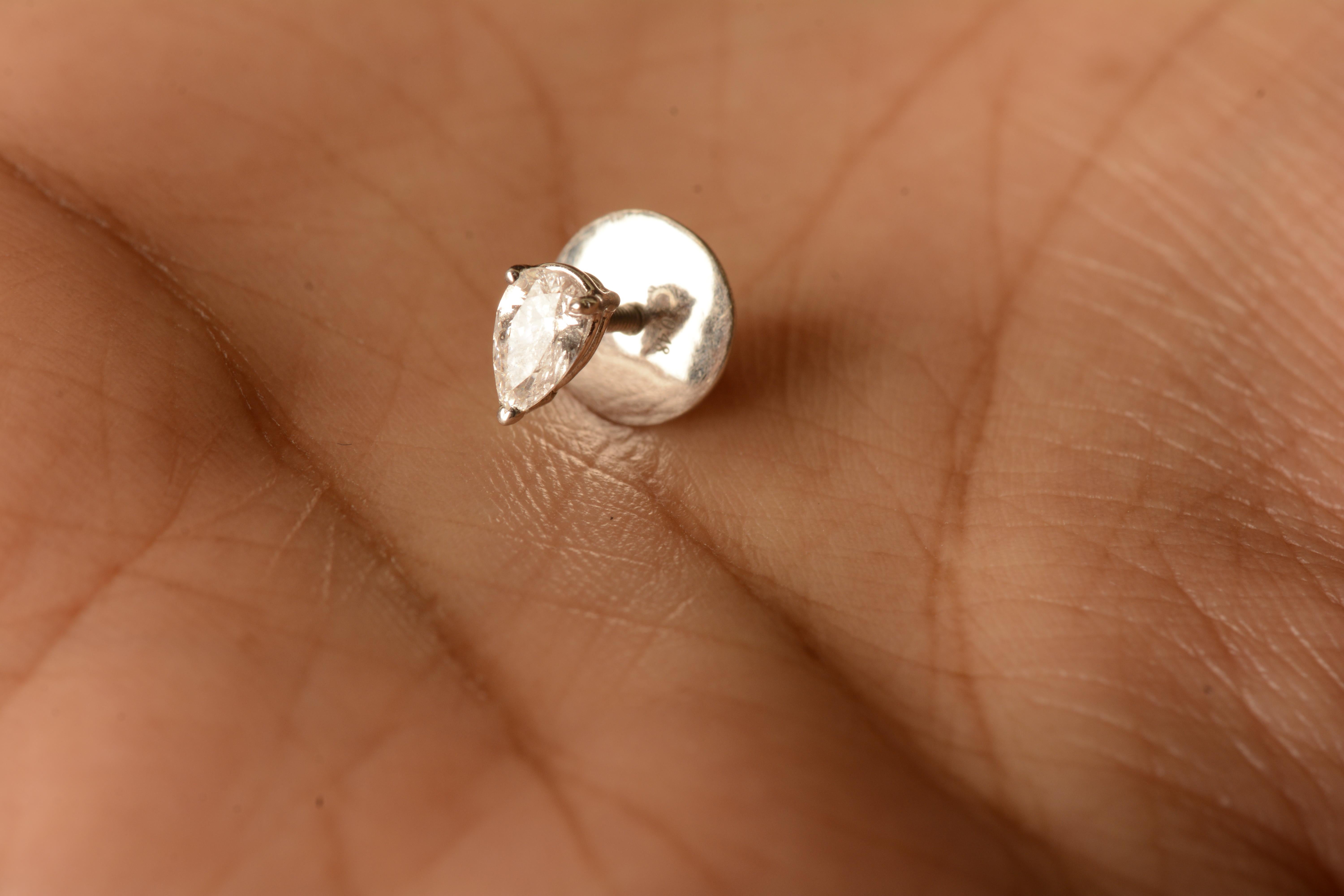 Pair of 18 Karat White Gold Pear Shape Diamond Earstuds In New Condition For Sale In Mumbai, IN