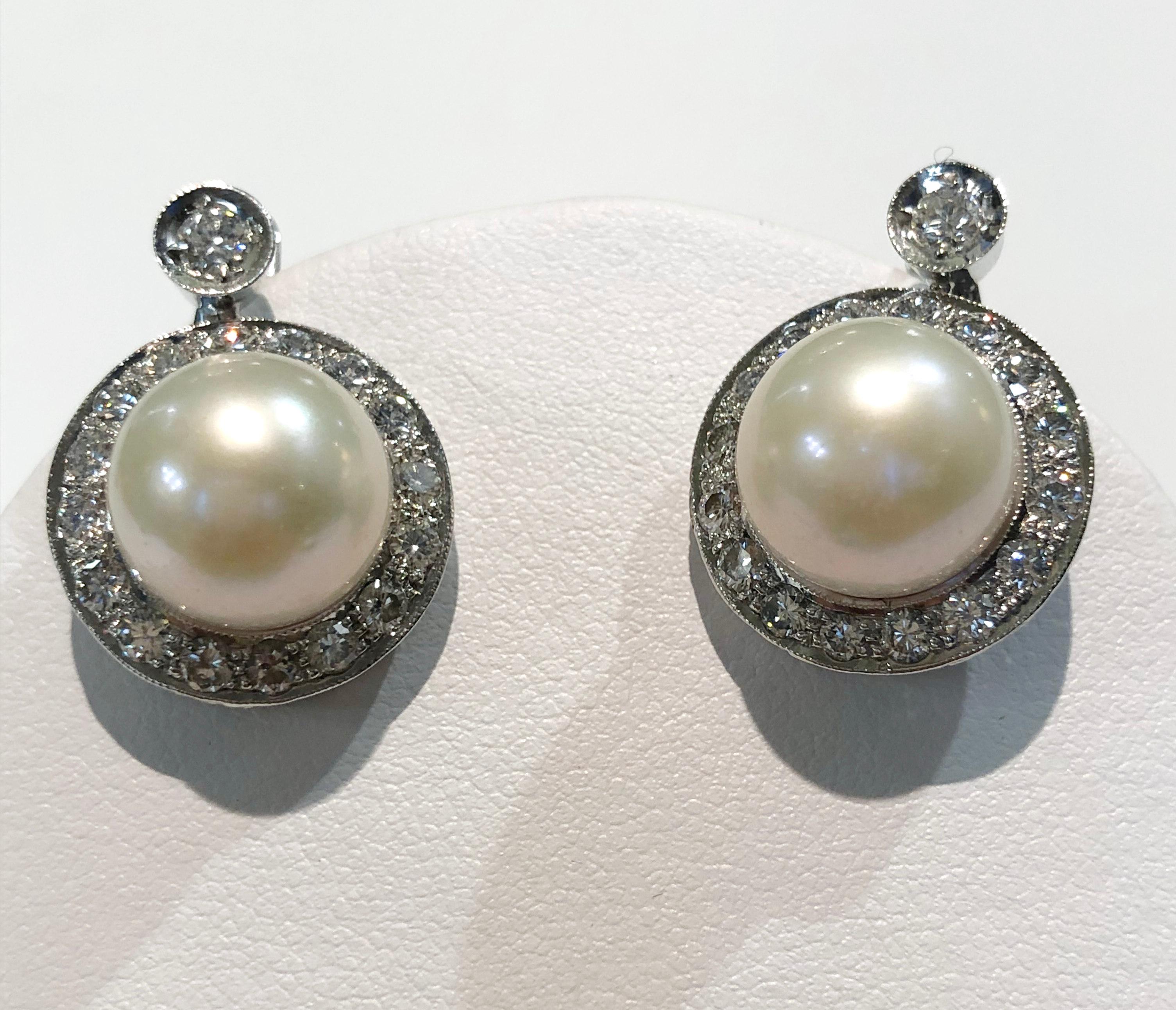 Pair of vintage earrings with 18 karat white gold, 12mm pearls and brilliant diamonds for a total of 2.2 karats on each earring, Italy 1970s 
Length 2.5 cm
