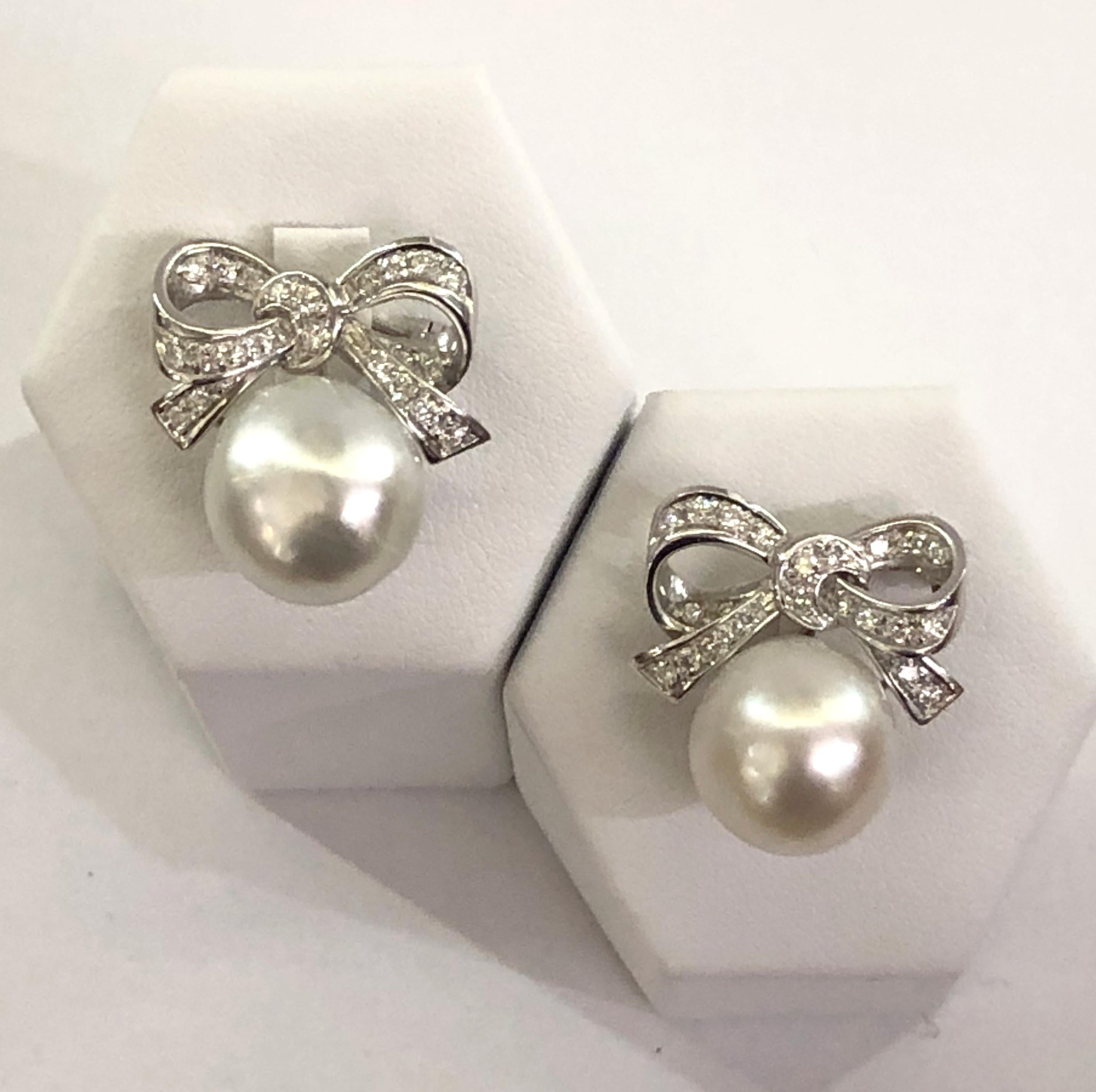 Pair of vintage love bow earrings with 18 karat white gold, Australian pearls and brilliant diamonds, Italy 1970s