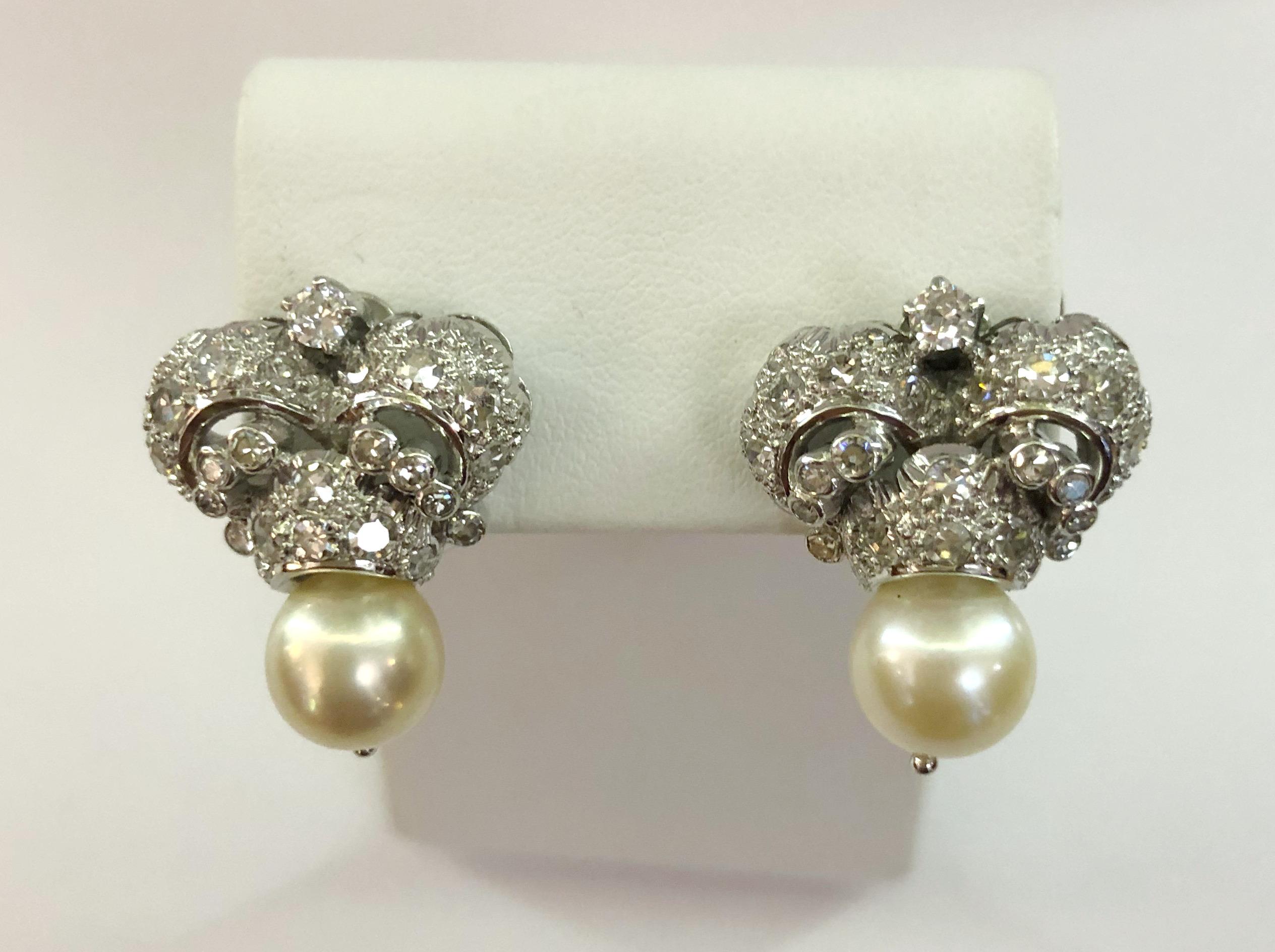 Pair of vintage crown 18 karat white gold earrings with pearls and brilliant diamonds in Pave setting, Italy 1950-1960s