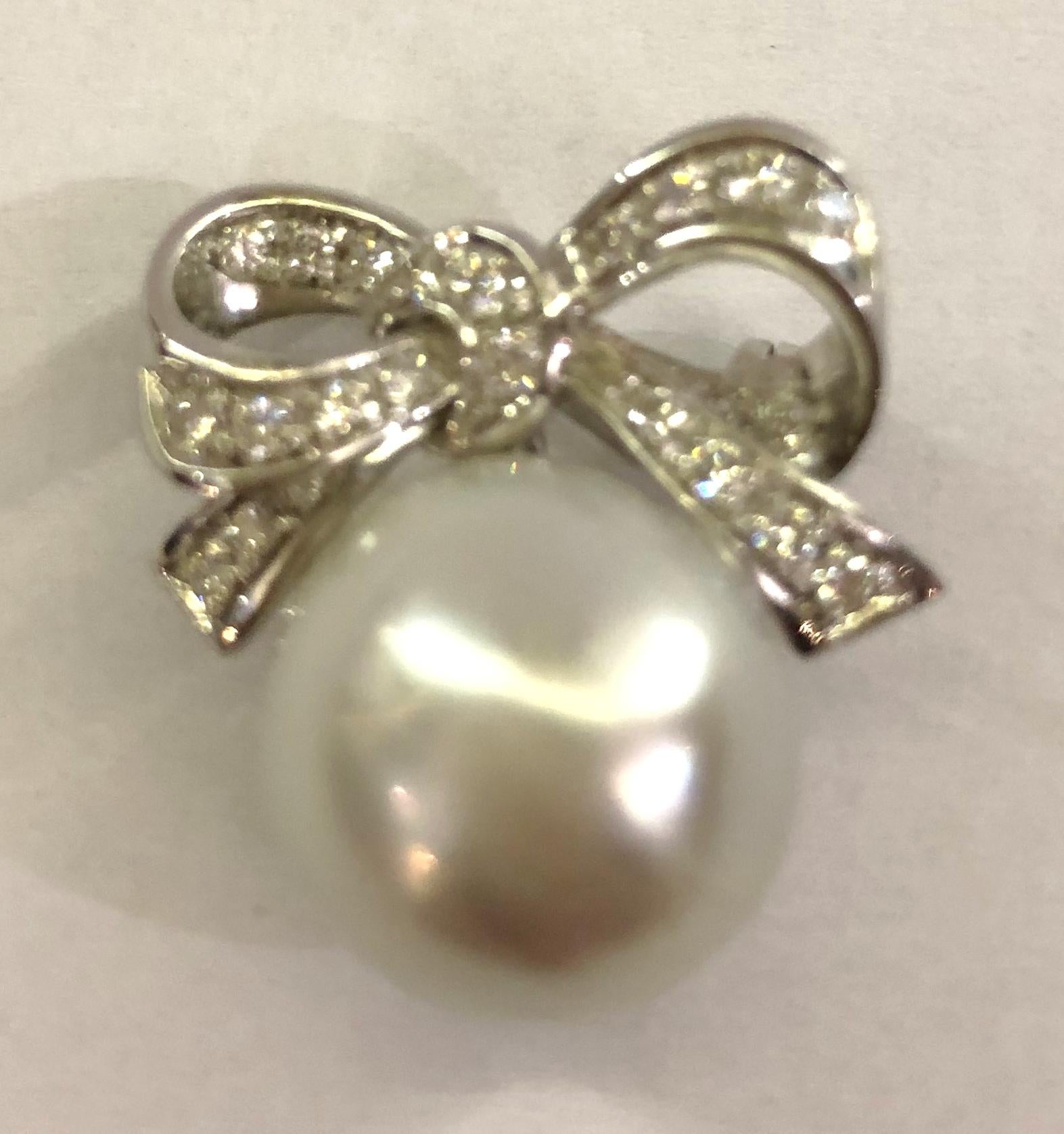 Taille brillant Paire de boucles d'oreilles en or blanc 18 carats, perles et diamants en vente