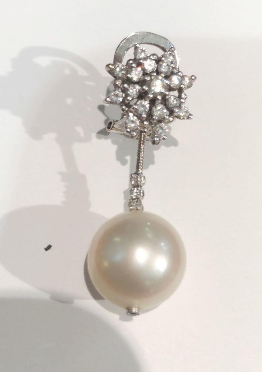 Donna Coppia di orecchini in oro bianco 18 carati con perle e diamanti in vendita