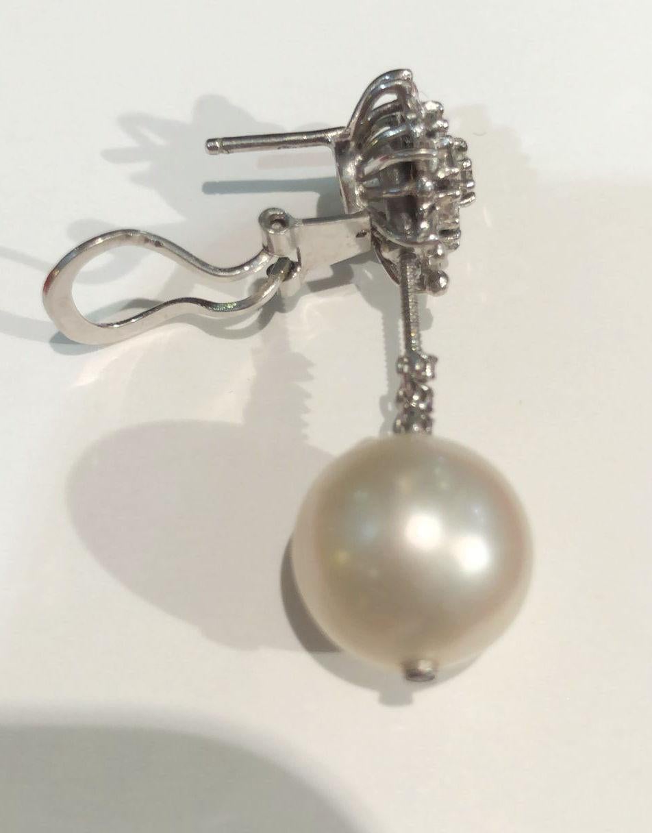 Coppia di orecchini in oro bianco 18 carati con perle e diamanti in vendita 1