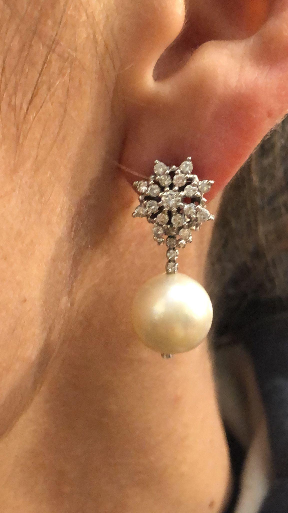 Coppia di orecchini in oro bianco 18 carati con perle e diamanti in vendita 2