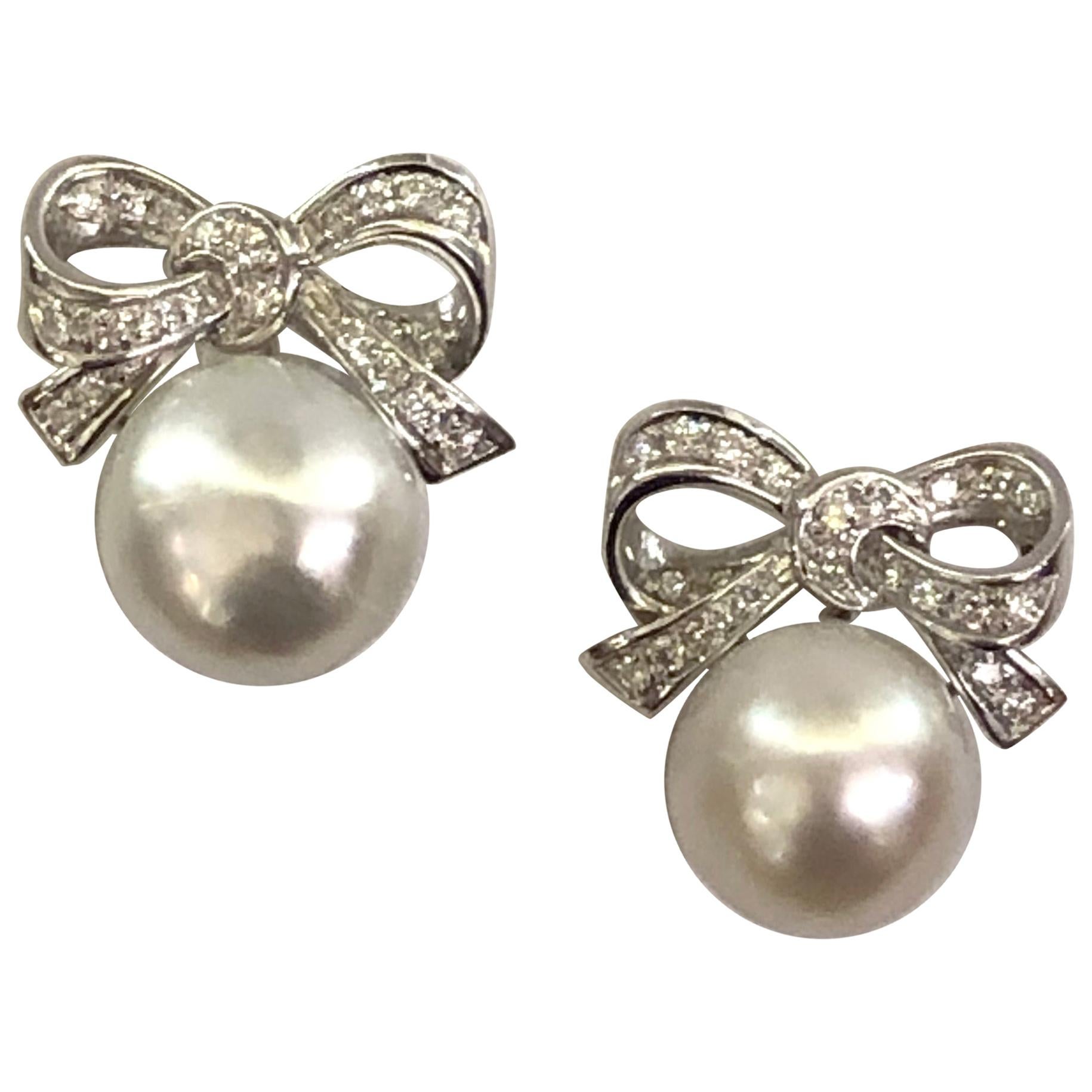 Paire de boucles d'oreilles en or blanc 18 carats, perles et diamants en vente