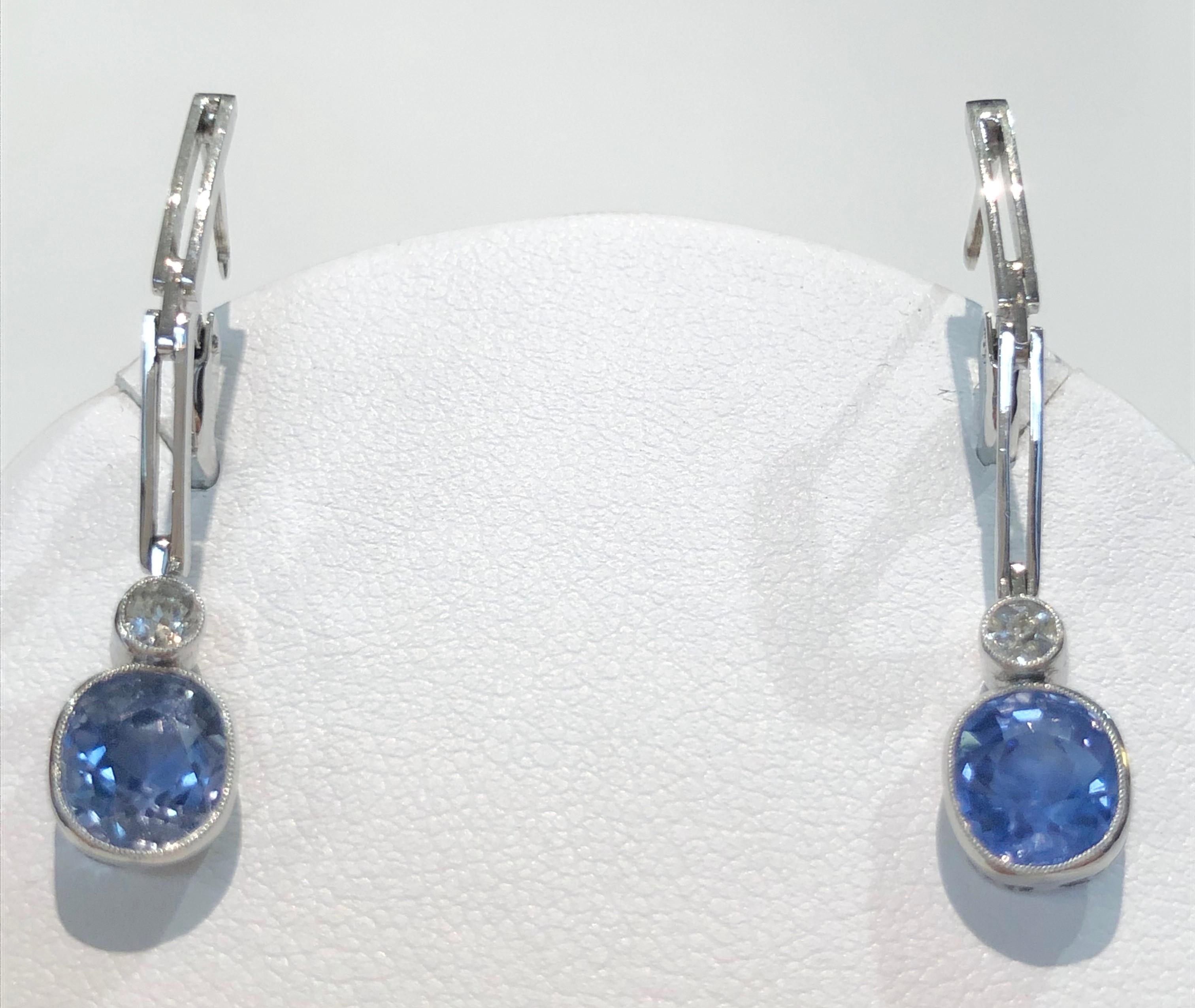 Pair of vintage earrings with 18 karat white gold, Ceylon sapphire of 1.5 karats each, and brilliant diamonds for a total of 0.3 karats, Italy 1920s
Length 3.5 cm