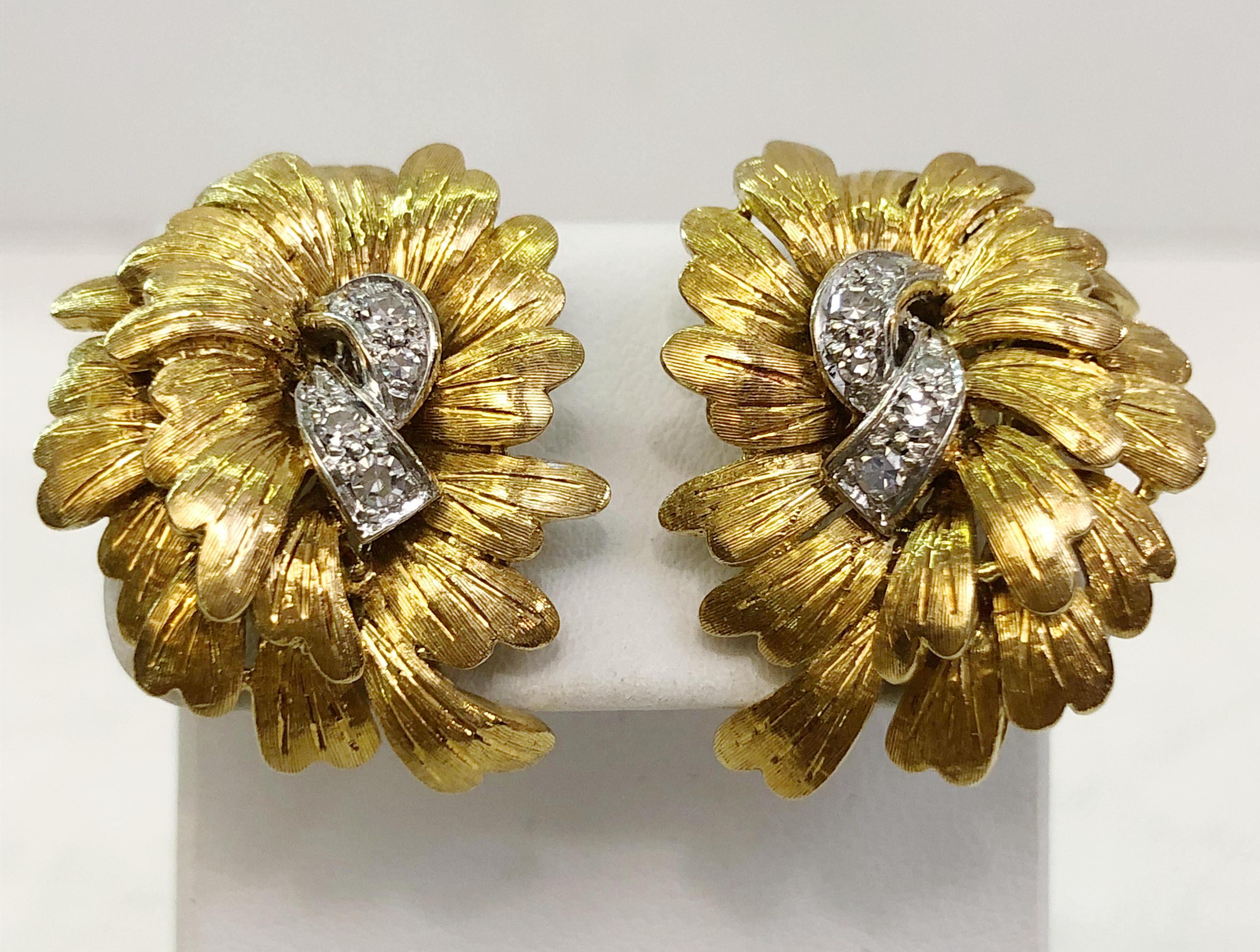 Paire de boucles d'oreilles vintage en or jaune 18 carats à motif de feuilles et au centre en or blanc et diamants, modèle Buccellati / Fabriqué en Italie dans les années 1980