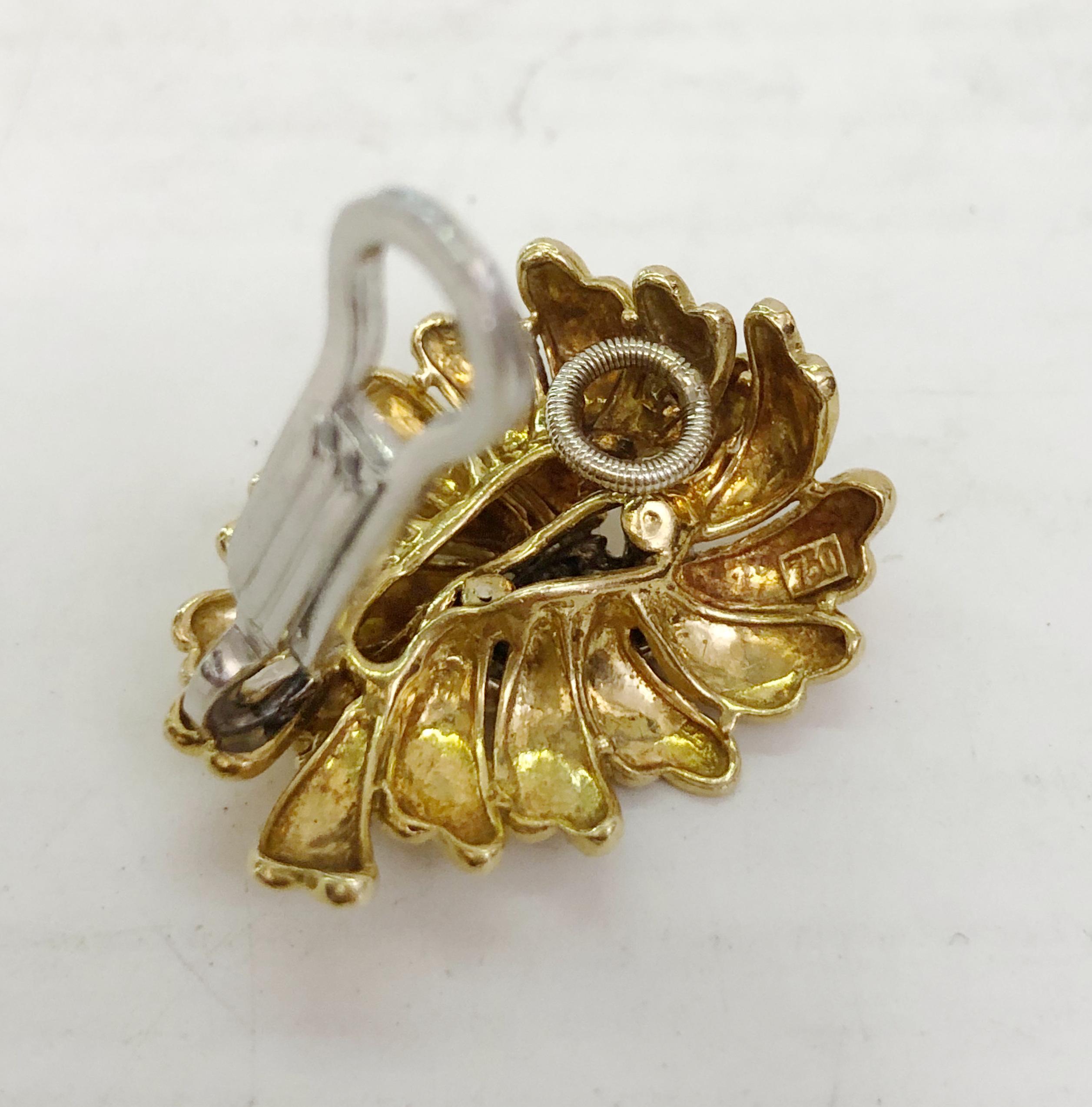 Paire de boucles d'oreilles en or jaune et blanc 18 carats avec diamant Bon état - En vente à Palm Springs, CA
