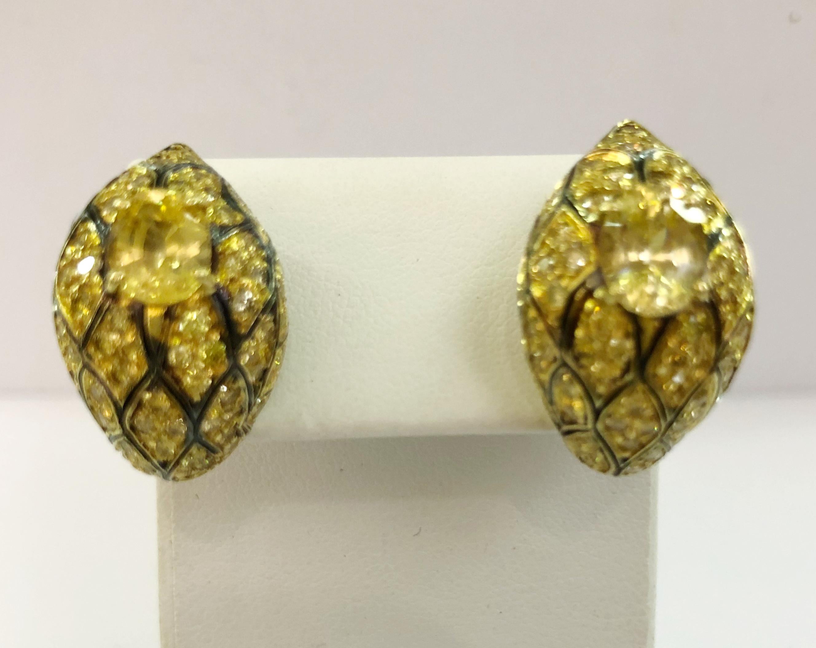 Pair of vintage 18 karat yellow gold earrings with yellow corundum for a total of 3 karats and brilliant diamonds for a total of 2.2 karats, Italy 1980-1990s