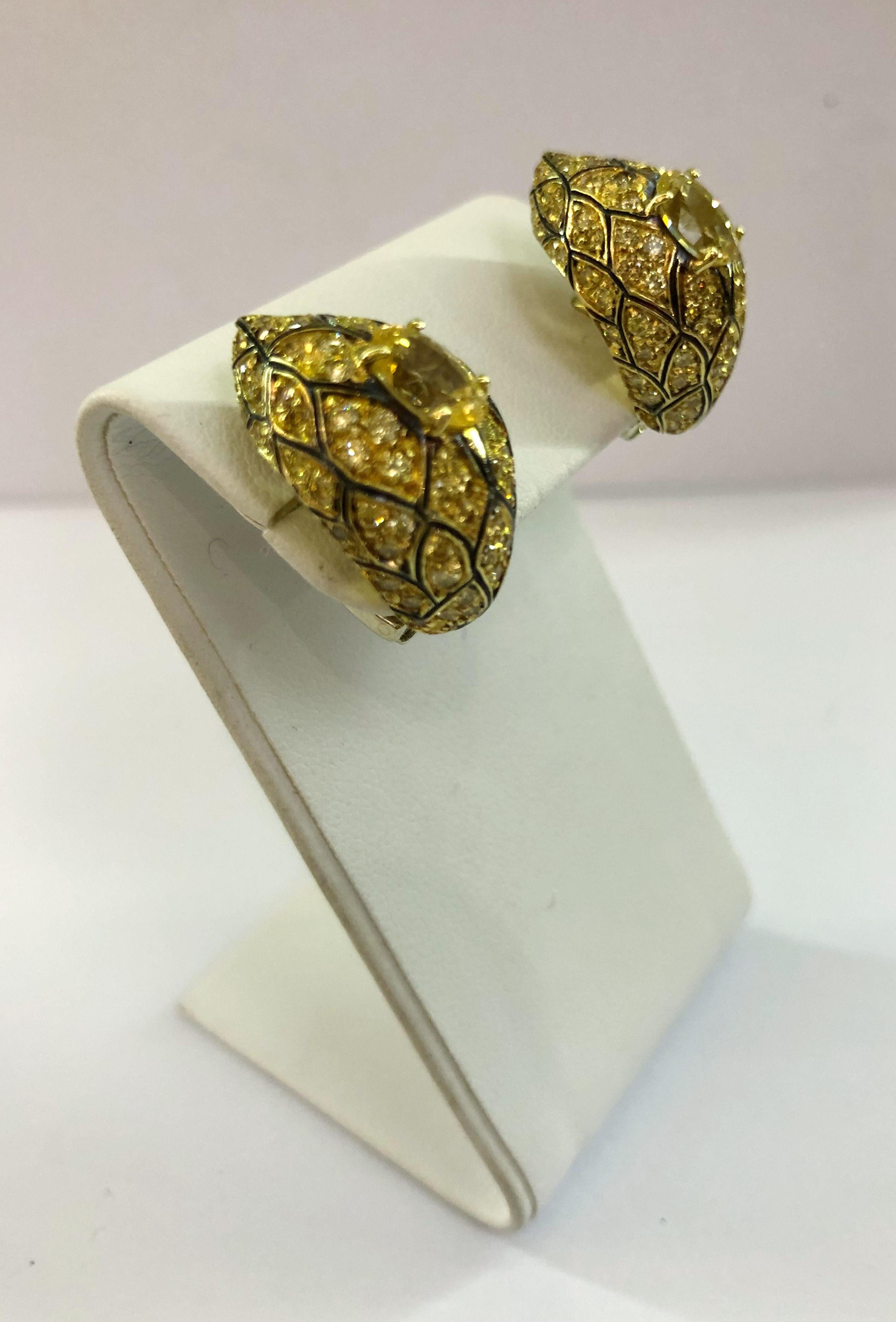 Brilliant Cut Pair of 18 Karat Yellow Gold Corundum and Diamond Earrings For Sale