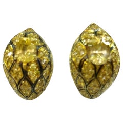 Par de Pendientes de Corindón y Diamantes de Oro Amarillo de 18 Kilates