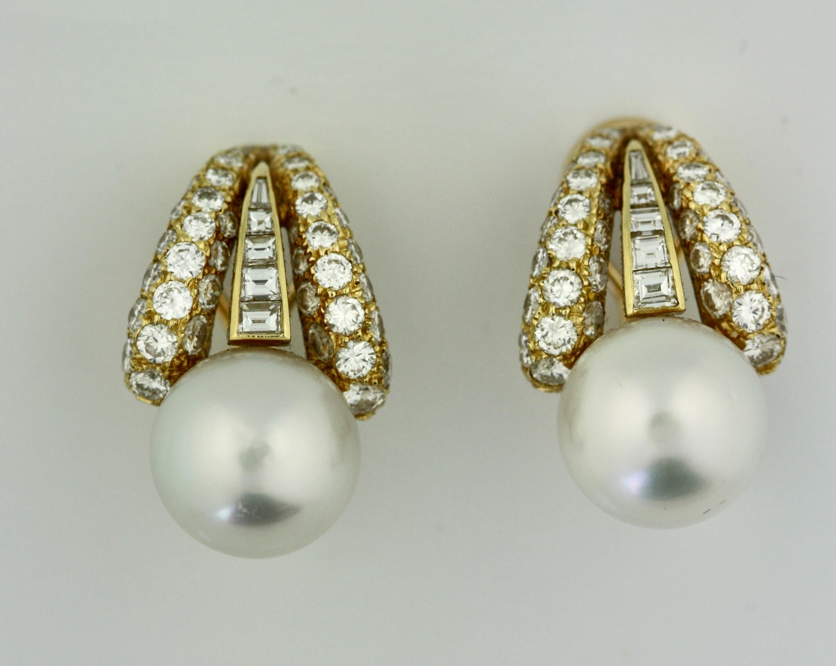 Round Cut Pair of 18 Karat Yellow Gold, Cultured Pearl and Diamond Earclips, Emis