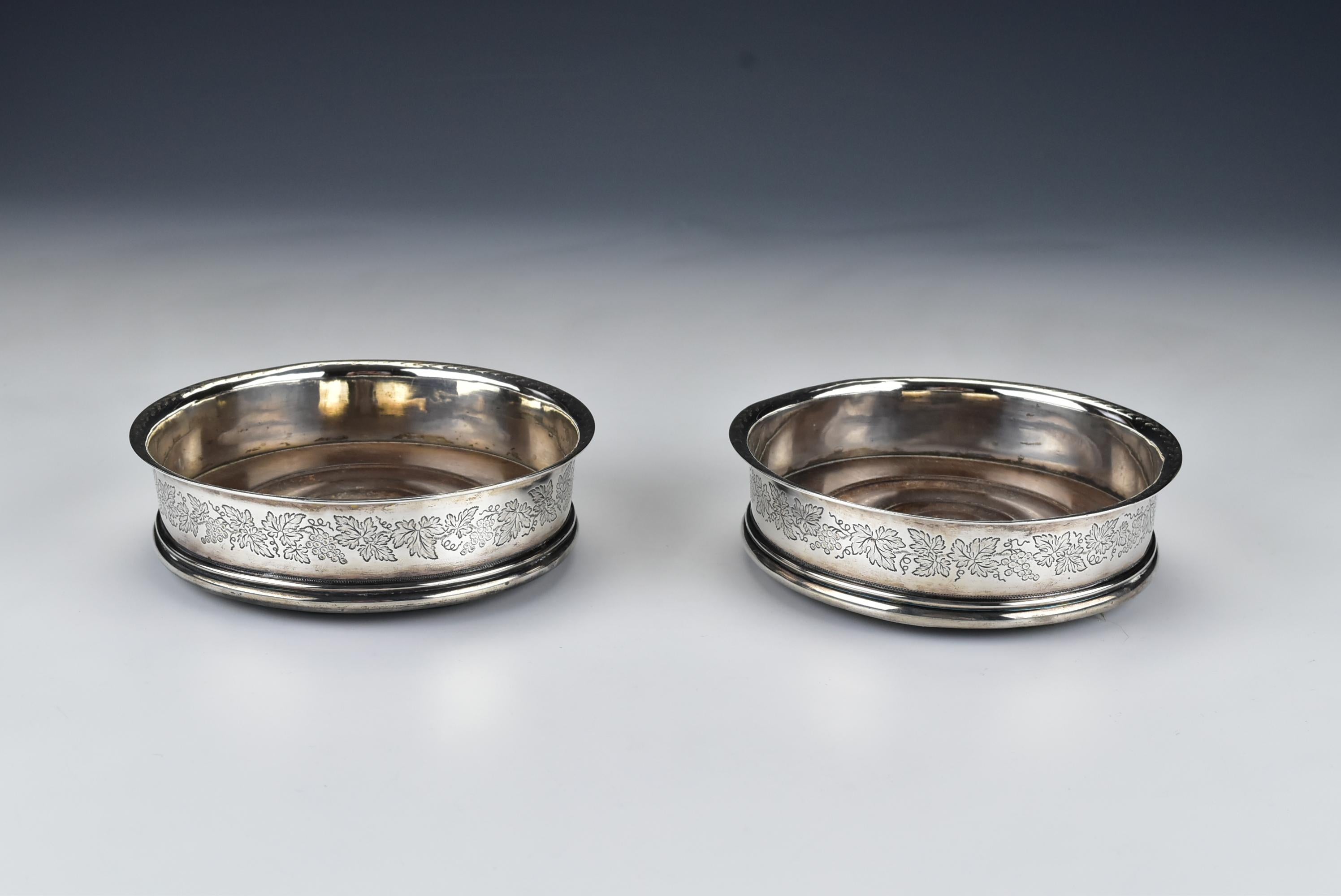 Pair of 1800 English Sterling Silver Wine Coasters by William Sumner I of London In Good Condition In Newport, NH