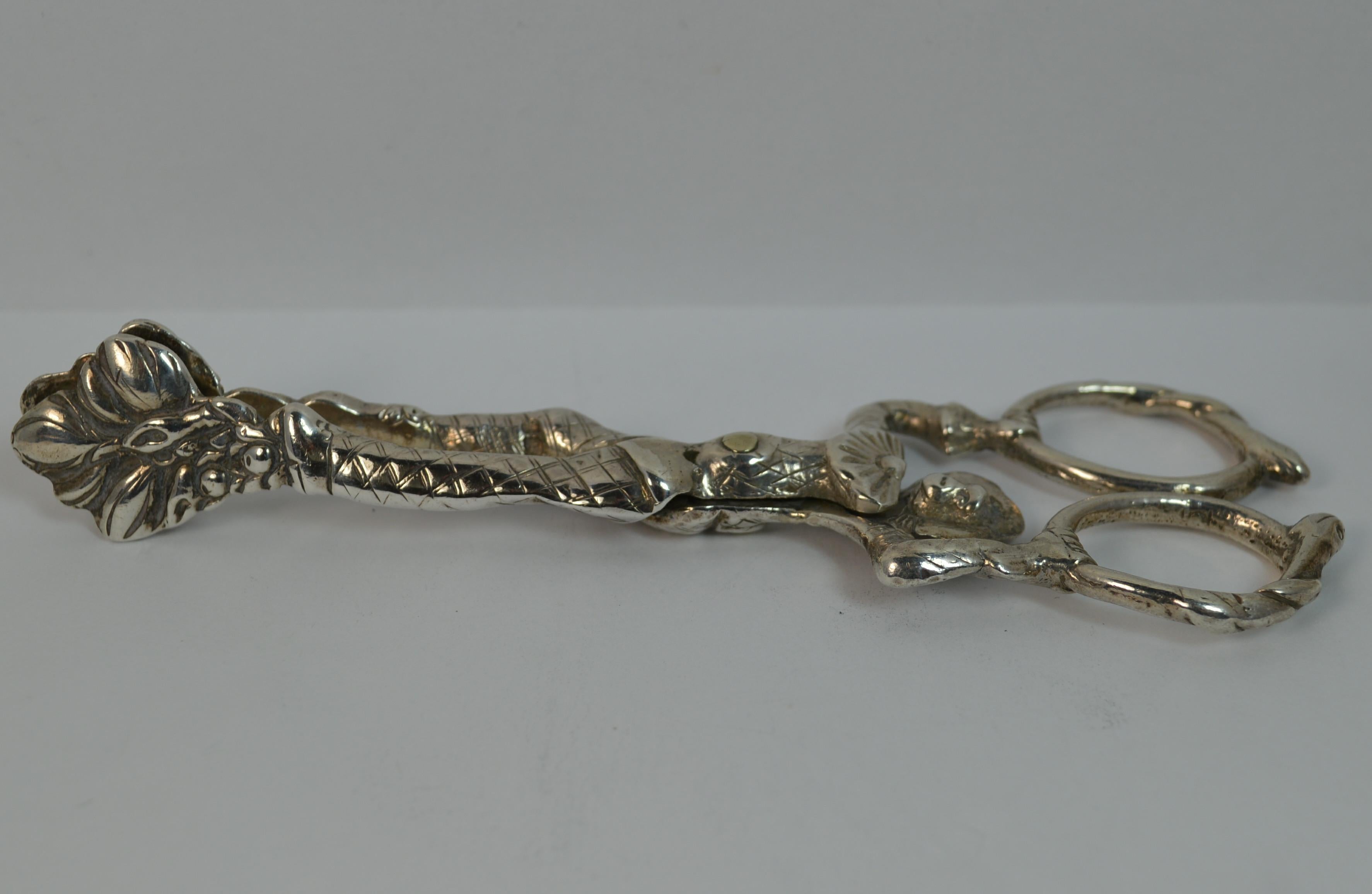 
A superb pair of sterling silver sugar nips. Georgian era. Beautifully designed as a harlequin holding two rings. 


Hallmarks ; marks to the legs, 1816
Weight ; 57.2 grams
Size ; 13.0 cm long 
Period ; c1816
Condition ; Very Good. Crisp design.