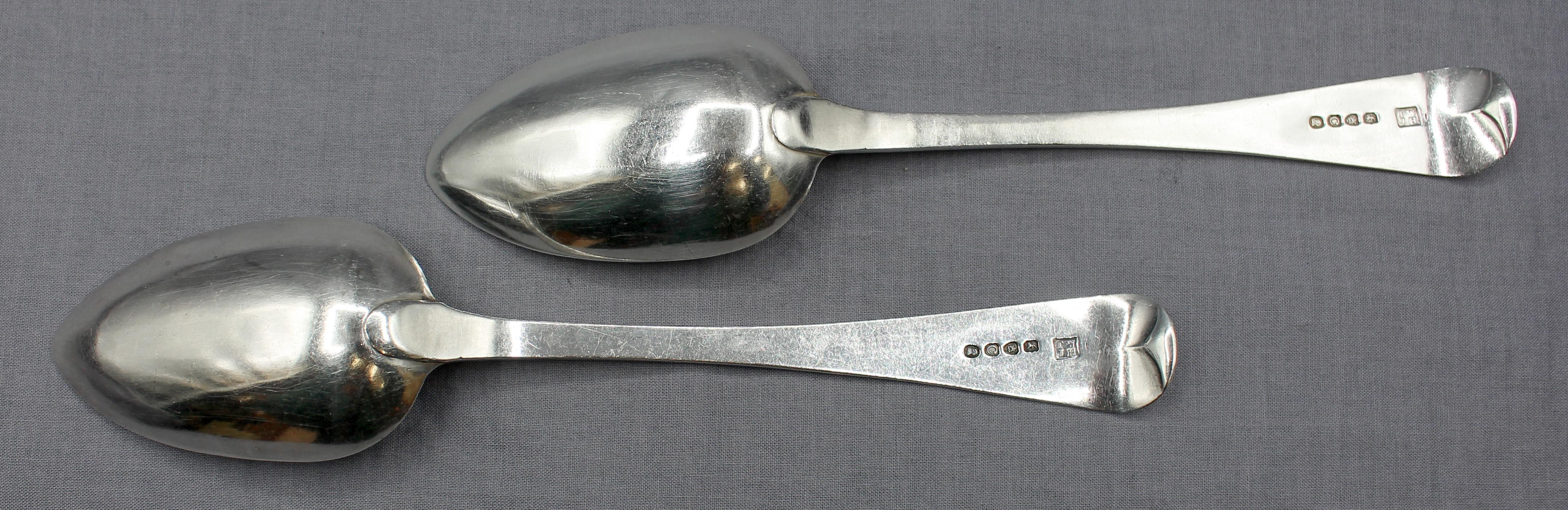 1818 Paar Sterlingsilber-Tafel- oder Servierlöffel, London, England. Ein hübsches Paar im 