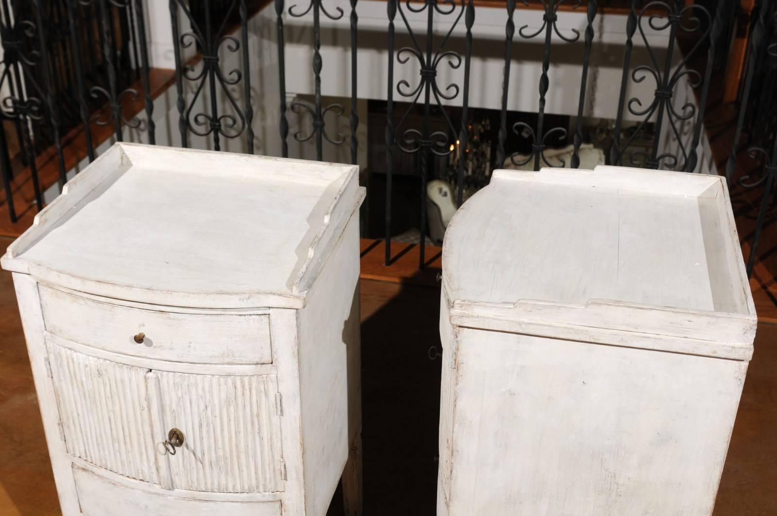 Pair of 1820 Swedish Göteborg Gustavian Painted Bedside Tables with Reeded Doors 4