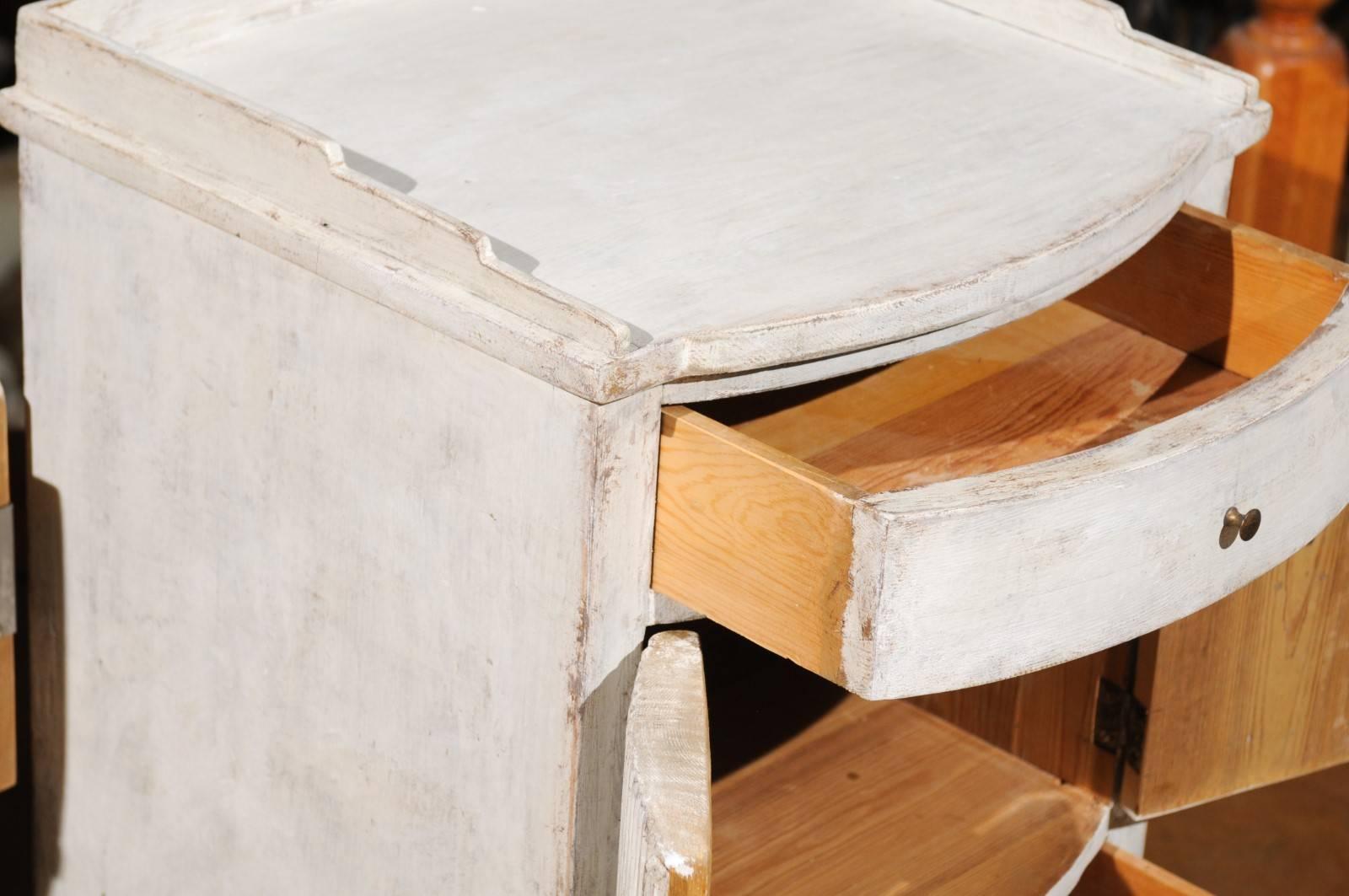 Pair of 1820 Swedish Göteborg Gustavian Painted Bedside Tables with Reeded Doors In Good Condition In Atlanta, GA